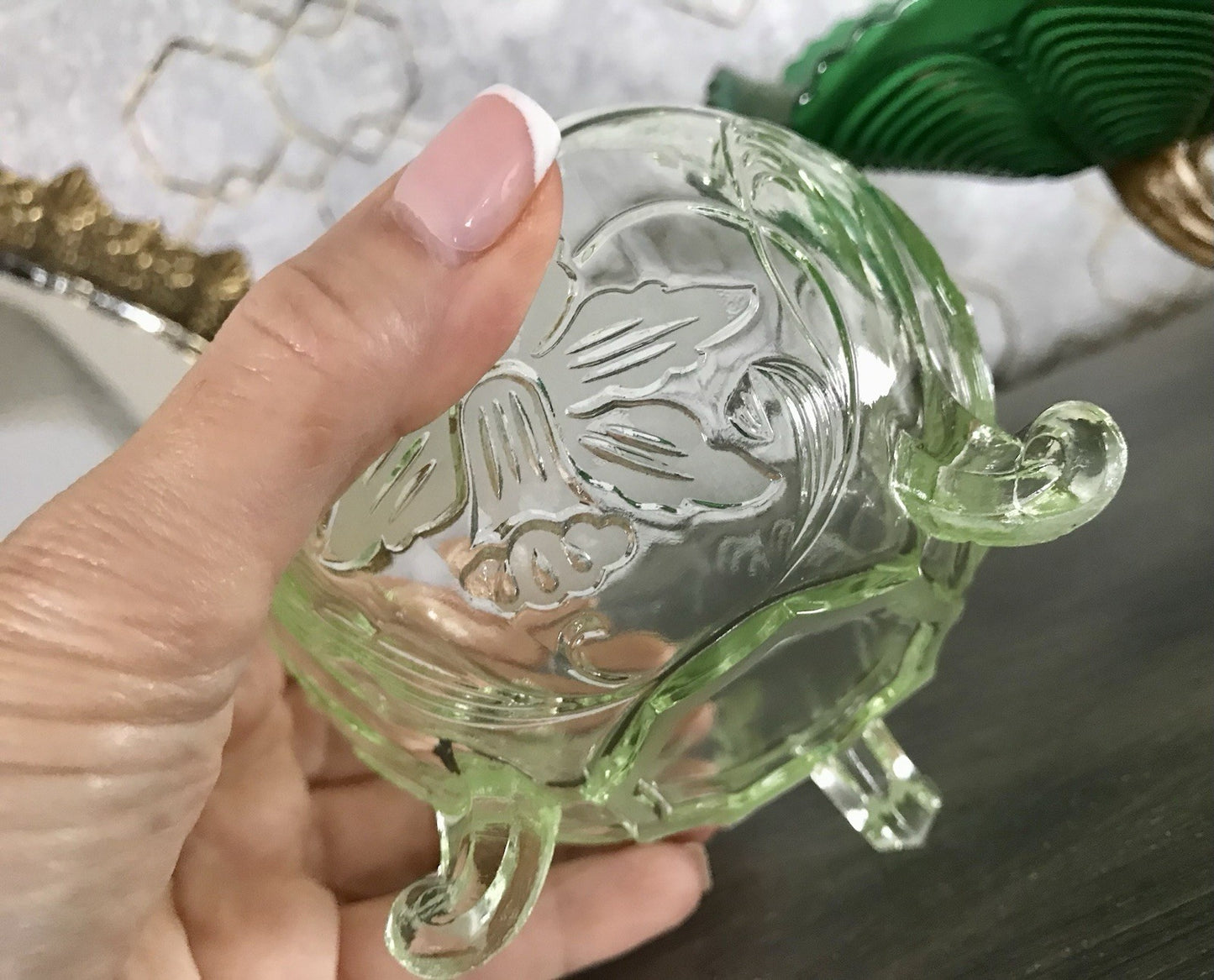Antik Art Déco Pressglas Kugel-Schale Glas Uranglas kanariengrün Osterglocken