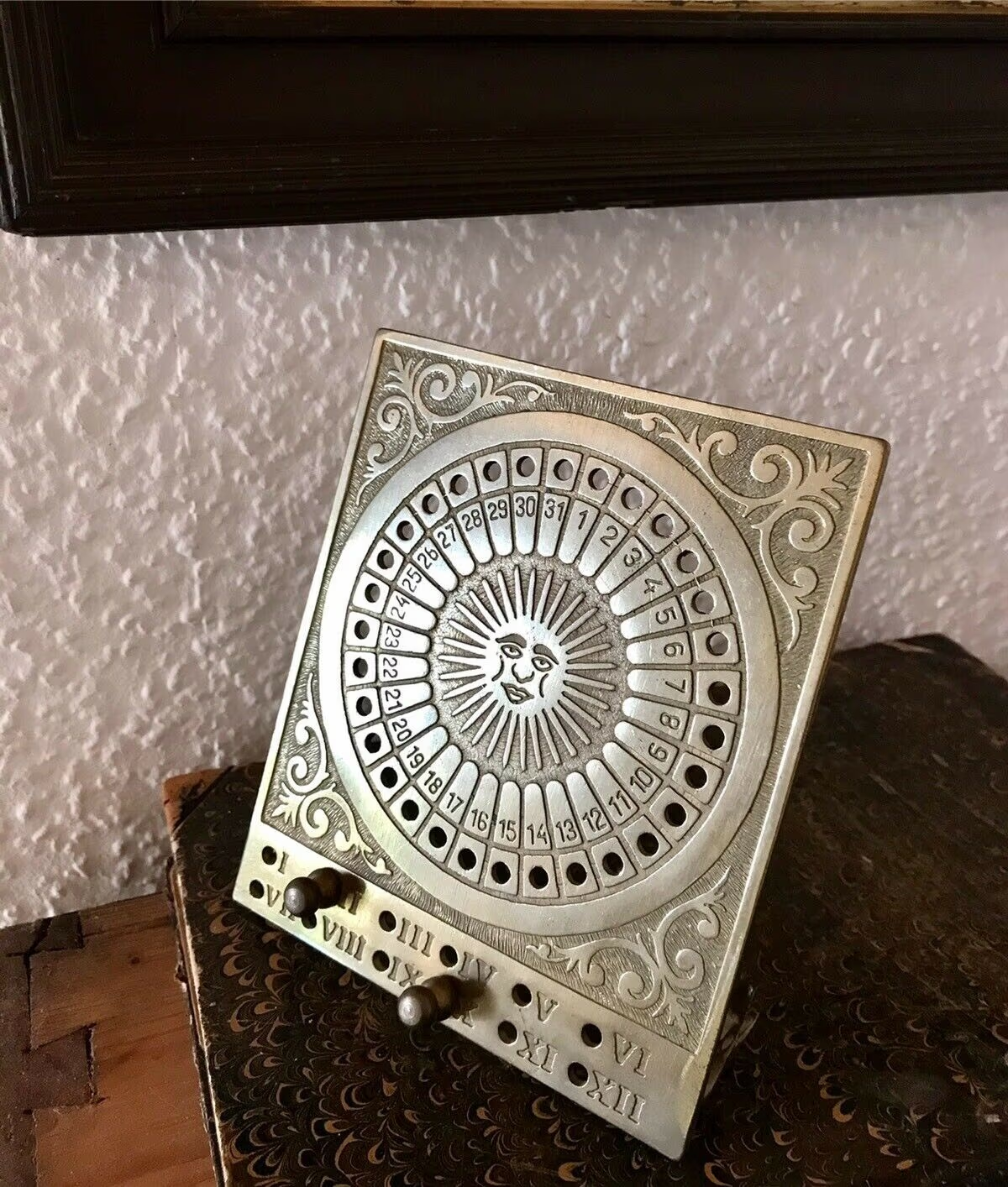 Vintage Messing ewiger Kalender sehr dekorativ