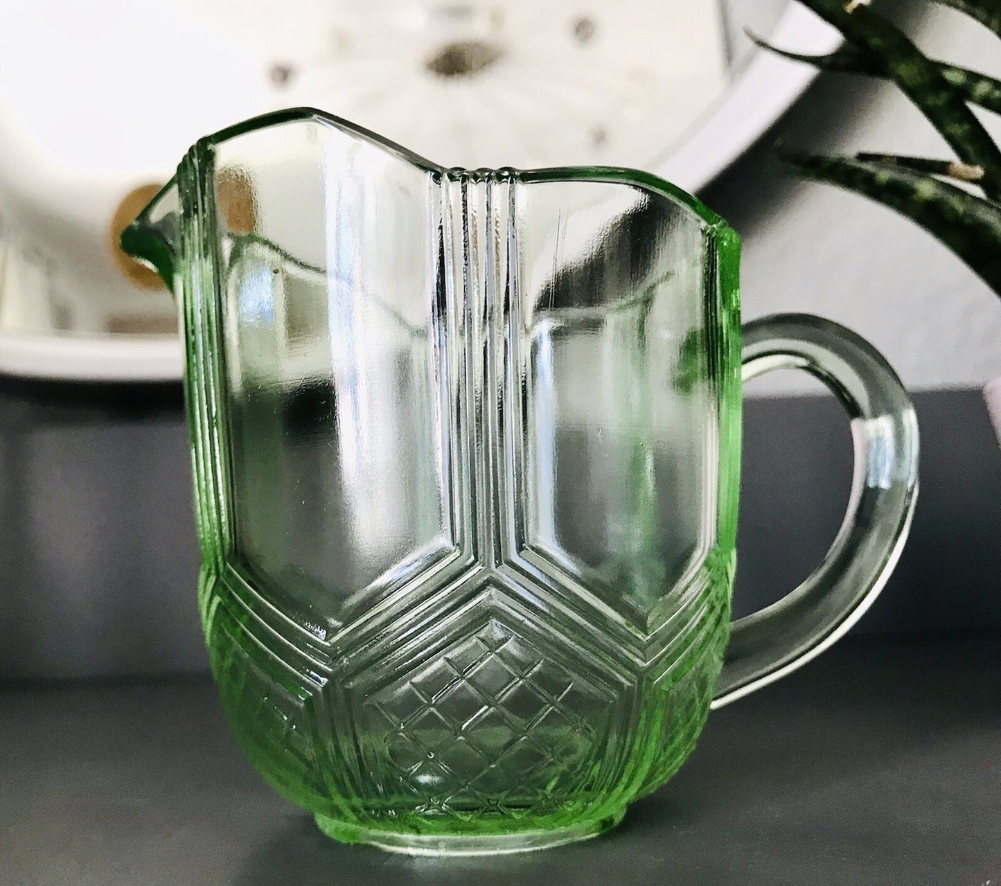 Antik Art Déco Pressglas Sahnegießer Milchkännchen Kännchen Glas kanariengrün