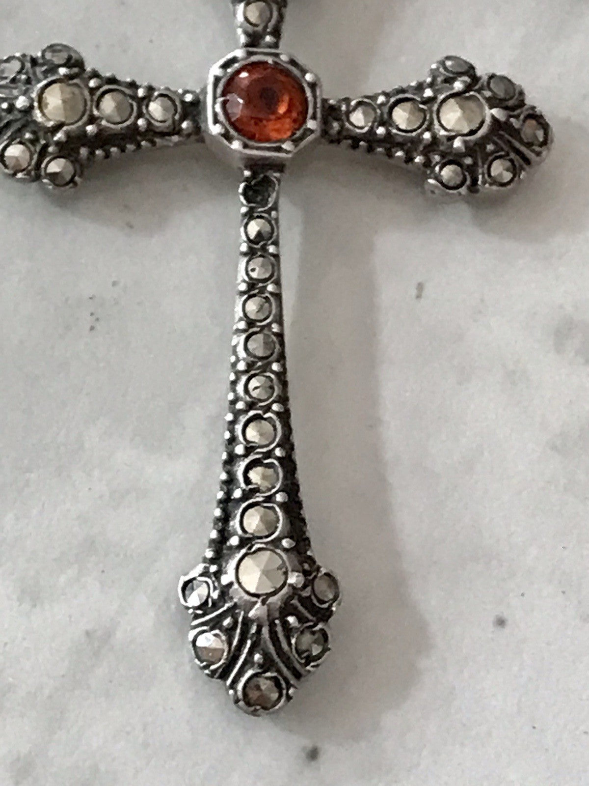 Antik Art Déco Silber Kreuz Anhänger Kettenanhänger rubinroter Stein Markasite