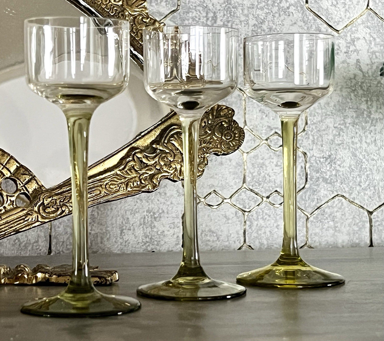 Antik 3x Jugendstil Art Déco Glas Likörgläser Stiel grüngelb optisch gerippt