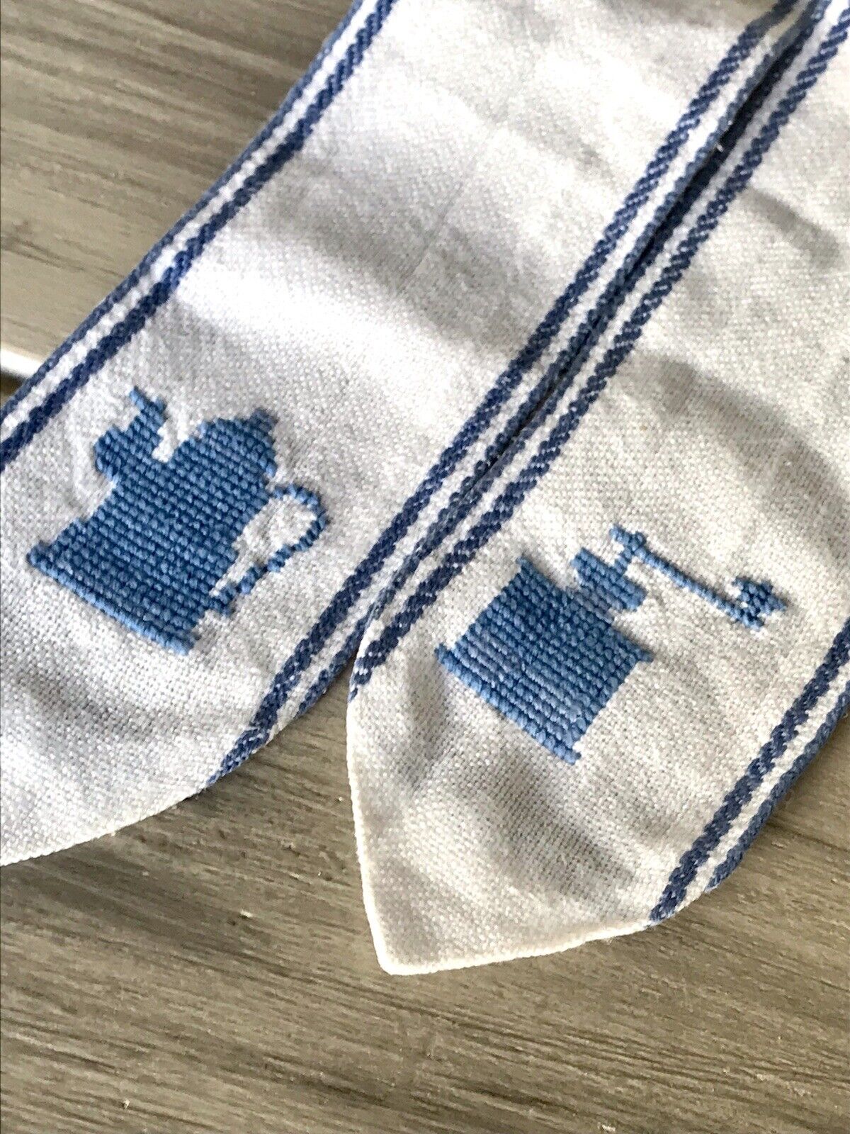 Antik Tischband Leinen weiß blau bestickt Kaffeemühle Kaffeekanne Kreuzbandmuste