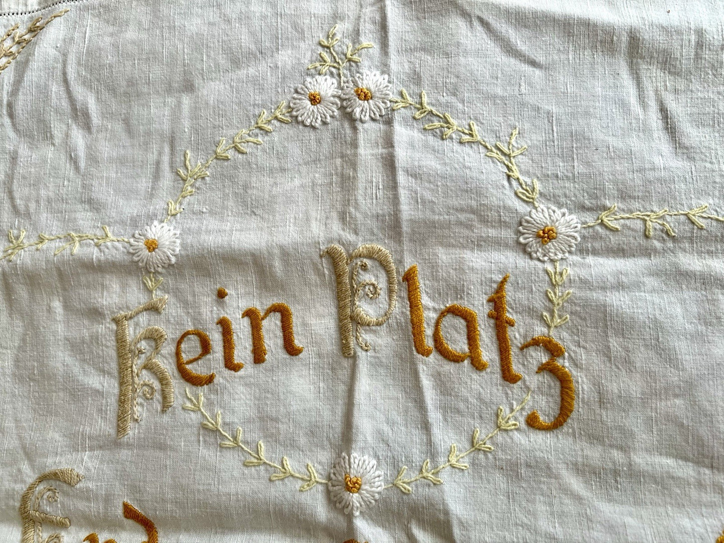 Antik Wandbehang Gardine „Kein Platz auf Erden ist so lieb und traut Leinen
