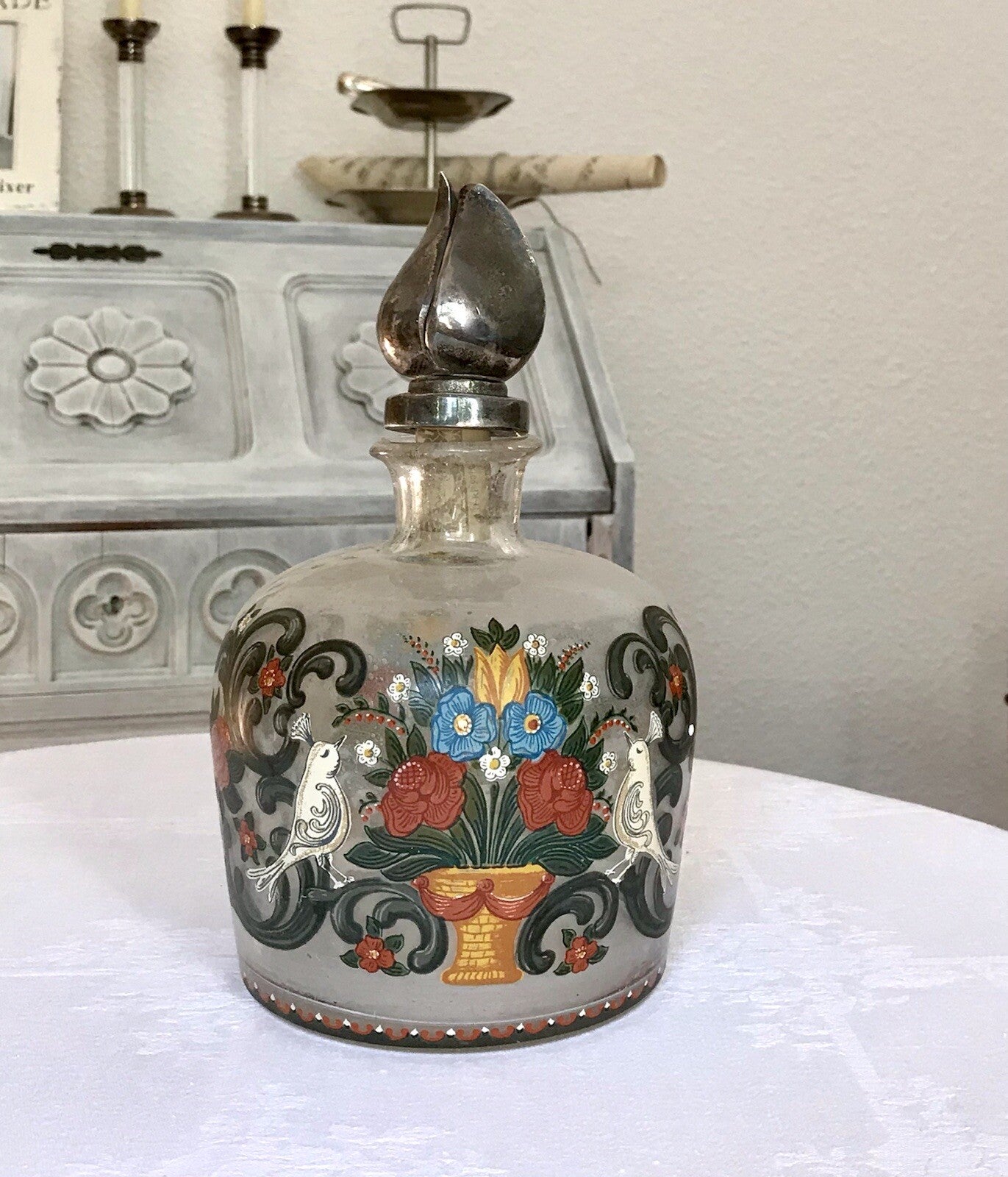 Alt Vintage Design Karaffe Dekanter versilberter Stopfen Bauernmotiv