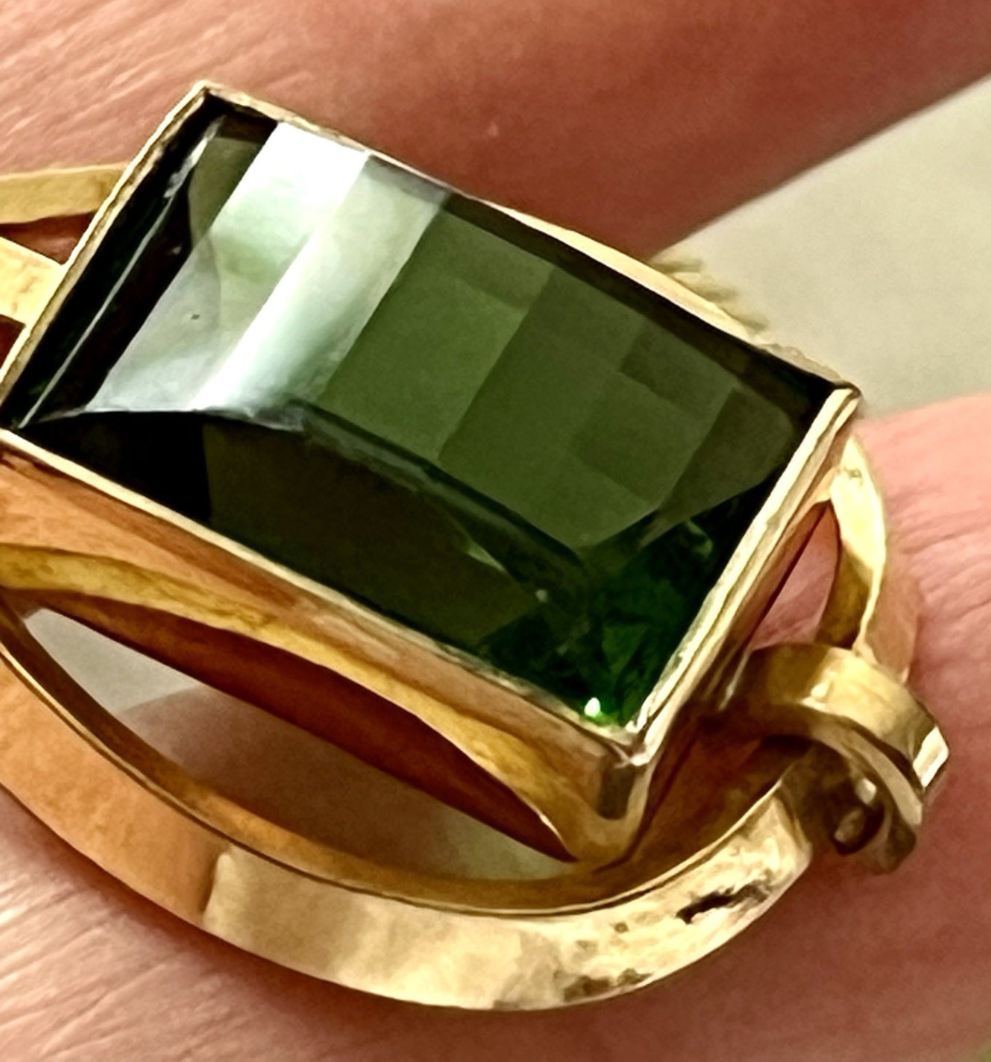 Vintage Designer Anhänger grüner Stein Amerik. Doublè vergoldet TeKa