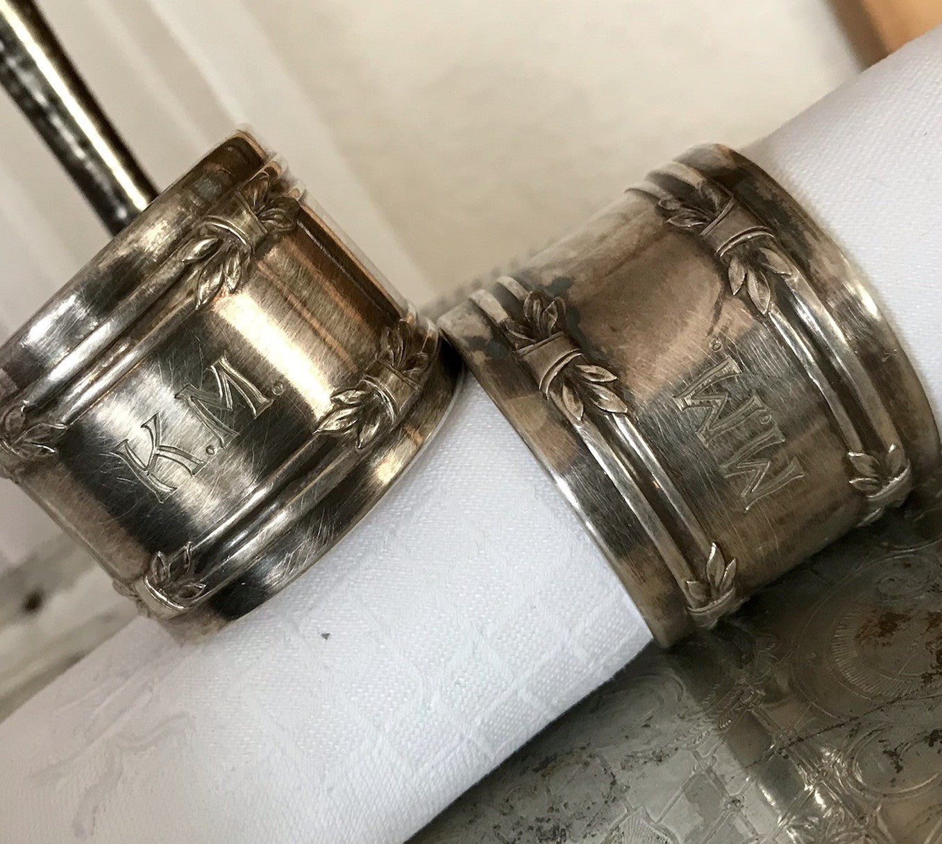 Antik 2 Serviettenringe Jugendstil MM KM Monogramm versilbert GJ