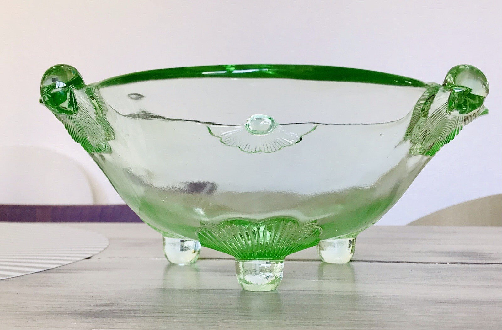 Antik Art Déco kanarien grün Pressglas Schale Glas dreipassig markant Blumen