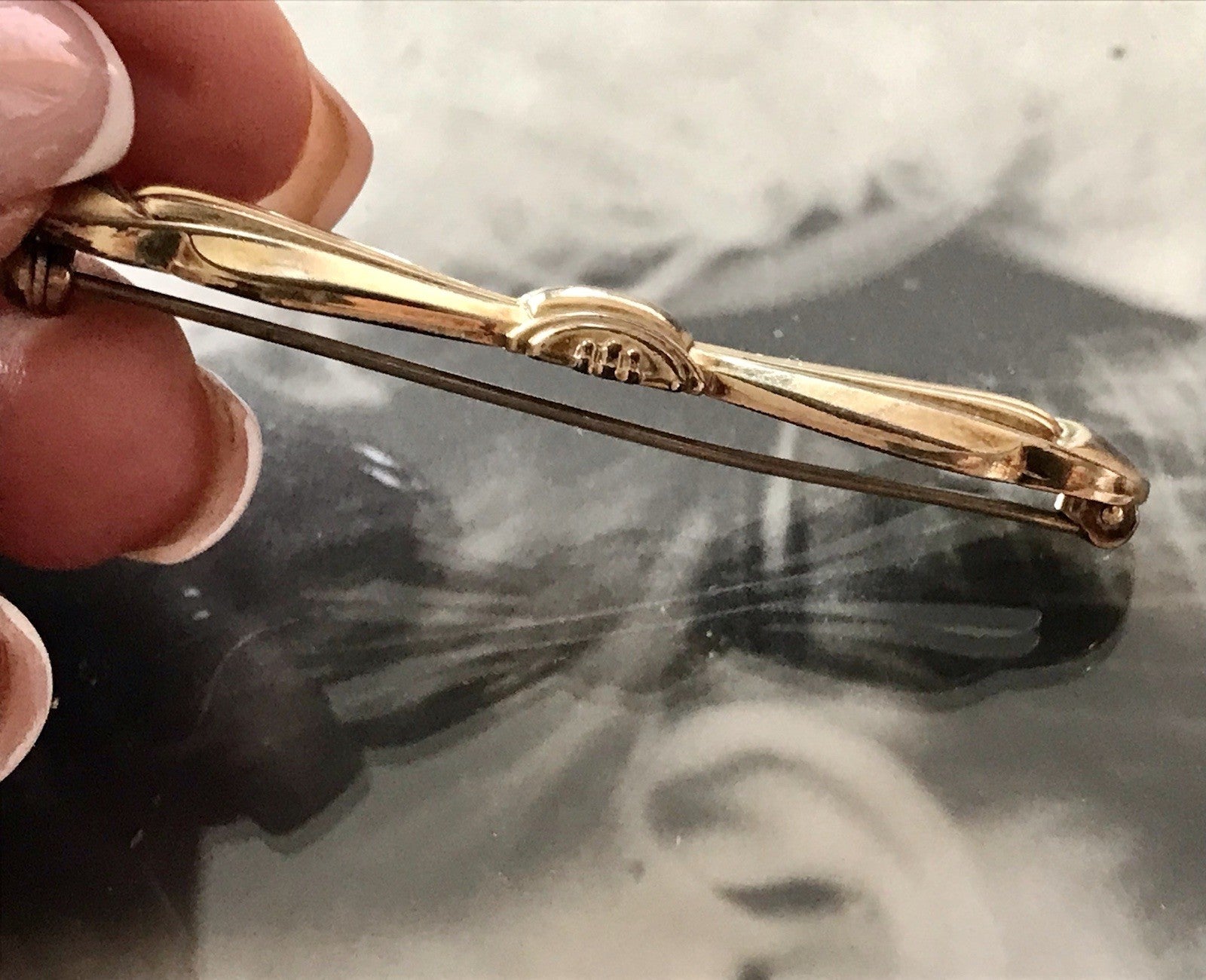 Antik Art Déco Brosche Oresto vergoldet Schleife