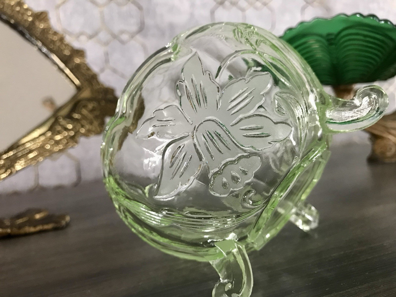 Antik Art Déco Pressglas Kugel-Schale Glas Uranglas kanariengrün Osterglocken