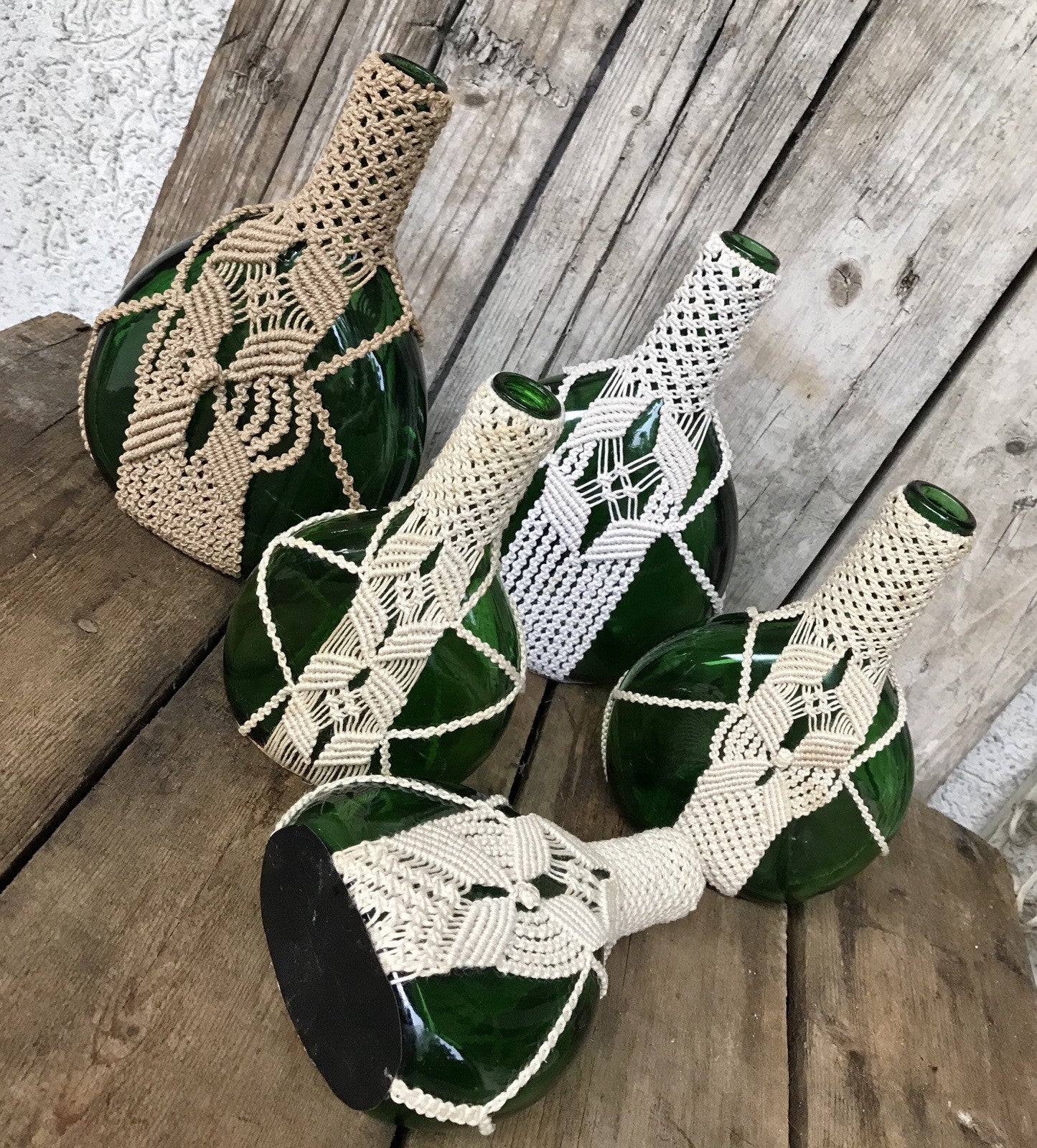 70er alt 5x True Vintage mit Makramee ummantelte grüne Flaschen Glas