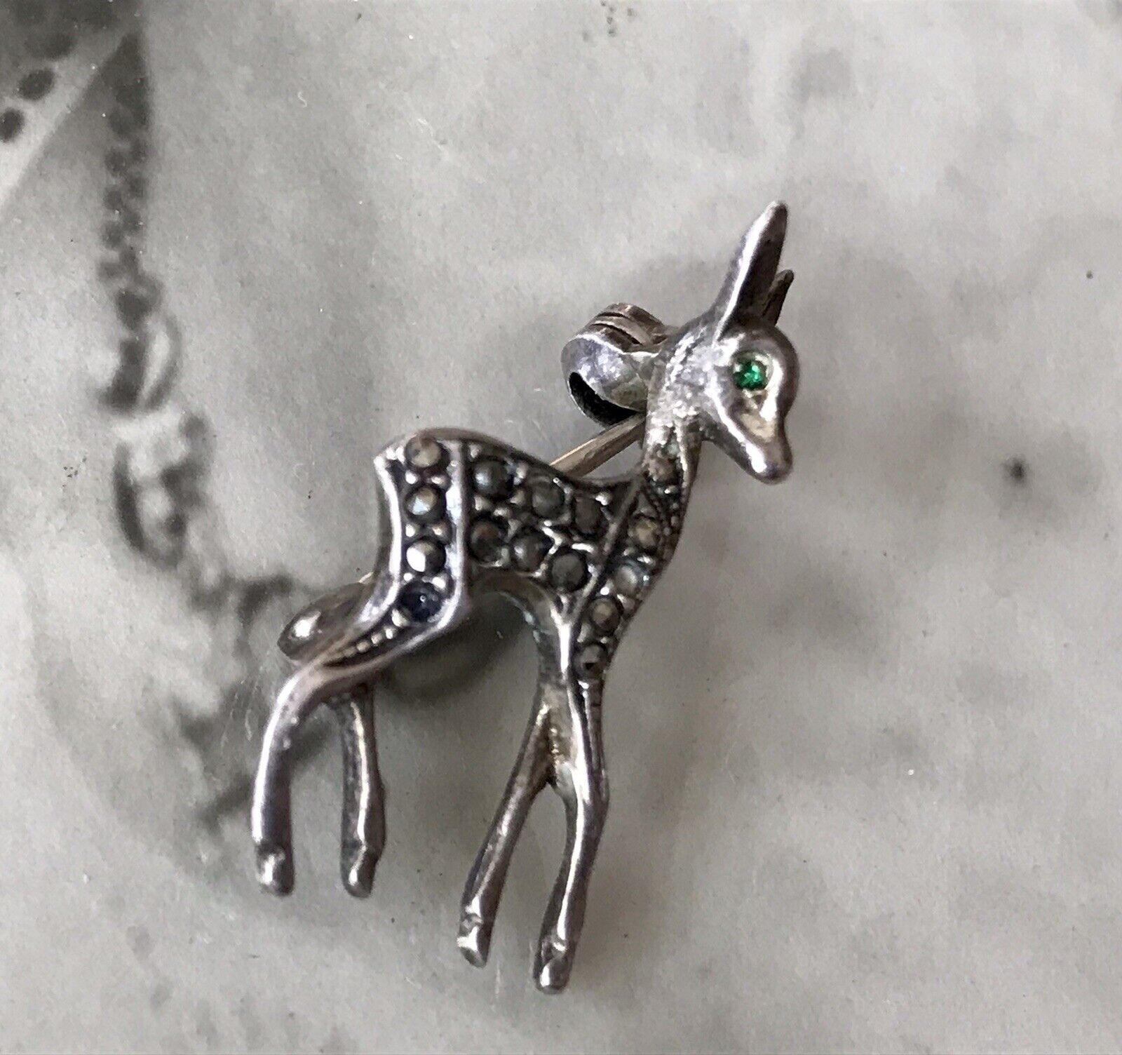 Antik Art Déco Edel Brosche Silber 835 Markasite Rehkitz Grüne Augen