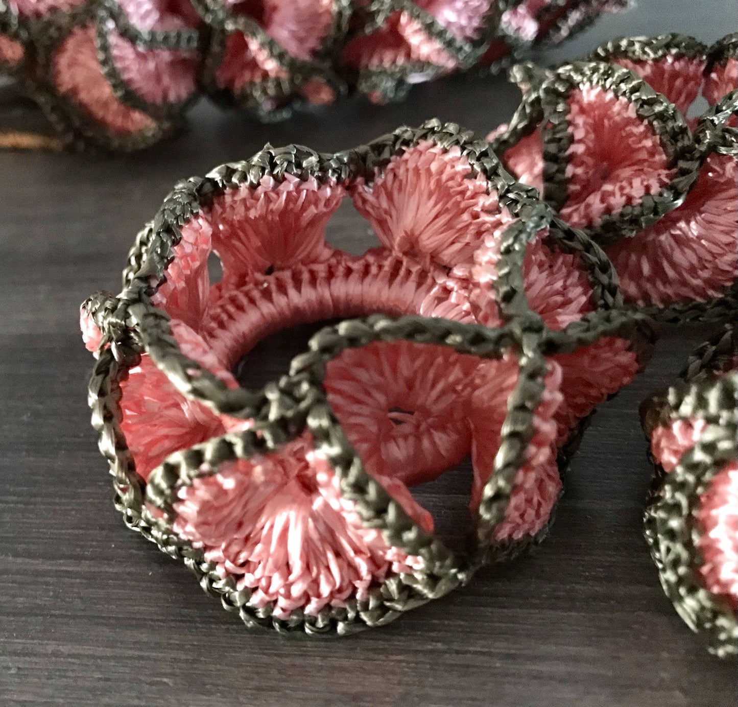 Alt Vintage 17 Serviettenringe rosa & grau  gehäkelt 50er-70er Jahre Kunstbast