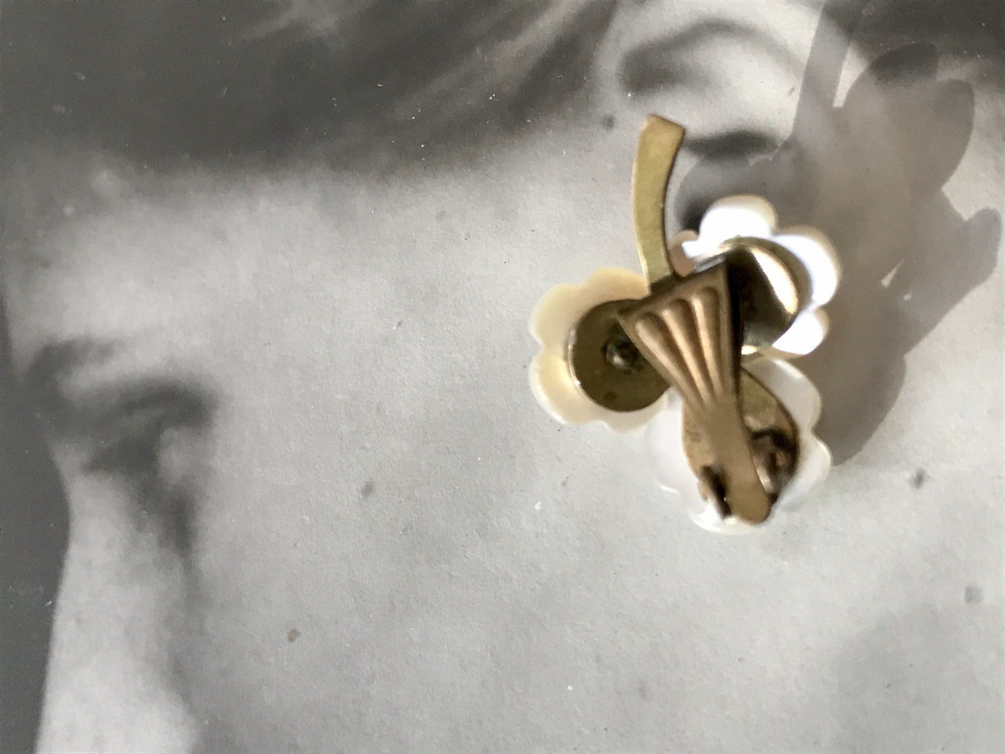Vintage 50er Ohrclipse Ohrringe 3 weiße Blumen