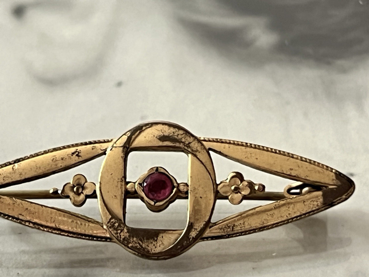 Antik Biedermeier Jugendstil Brosche rotgoldfarben roter Farbstein Walzgold