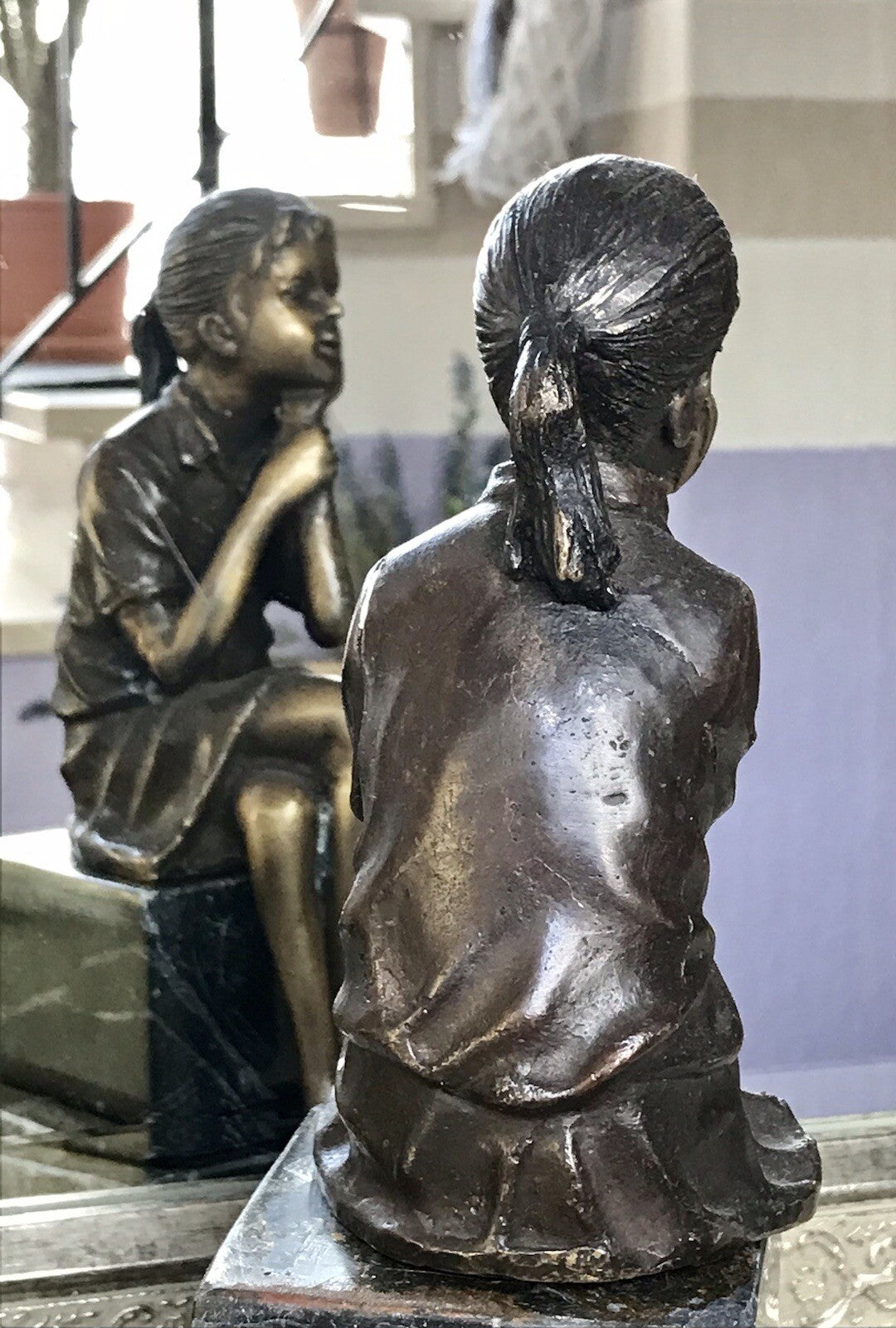 Vintage Bronze Figur Skulptur sitzendes Mädchen m. Hand am Kinn Marmorsockel
