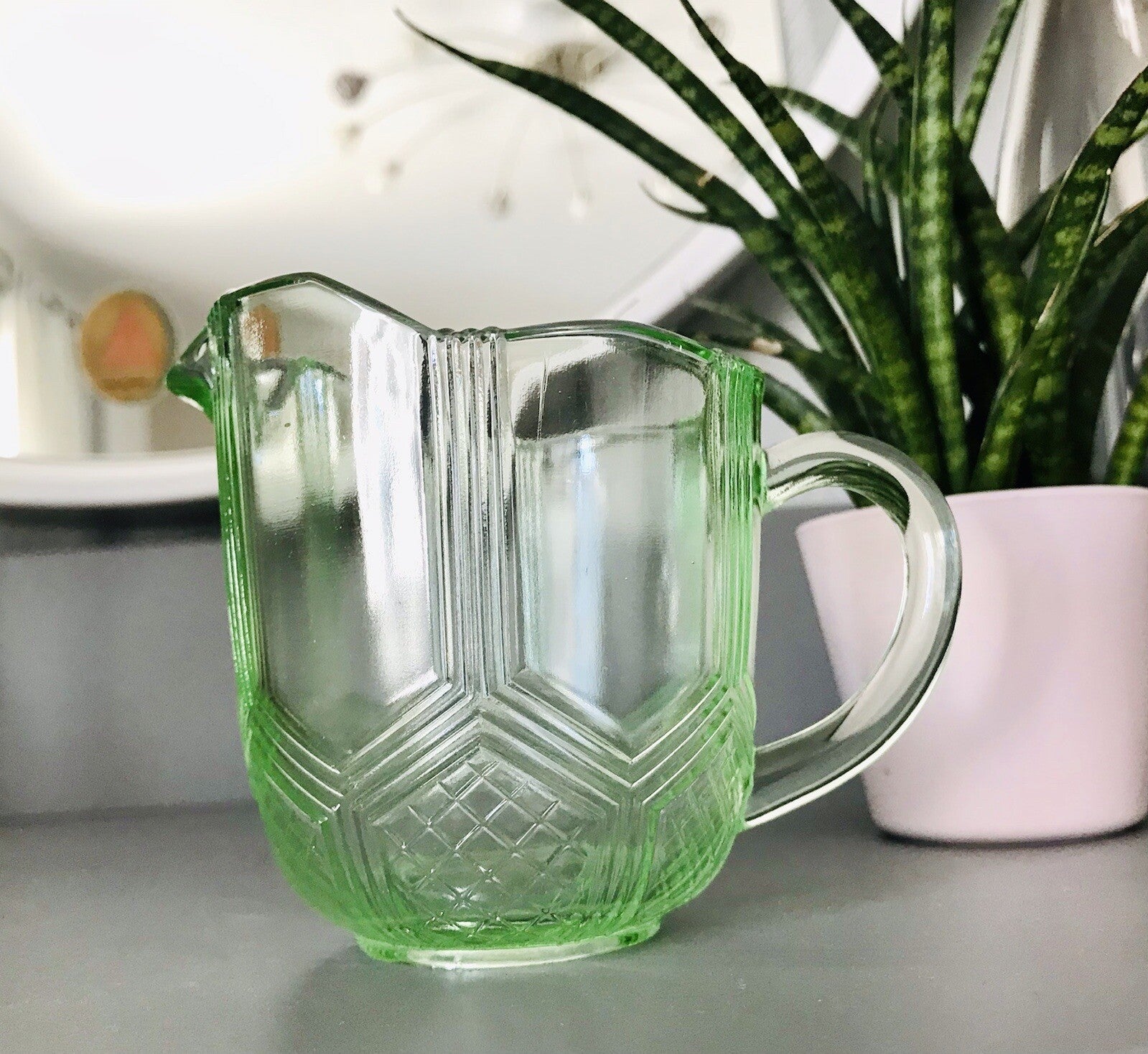Antik Art Déco Pressglas Sahnegießer Milchkännchen Kännchen Glas kanariengrün