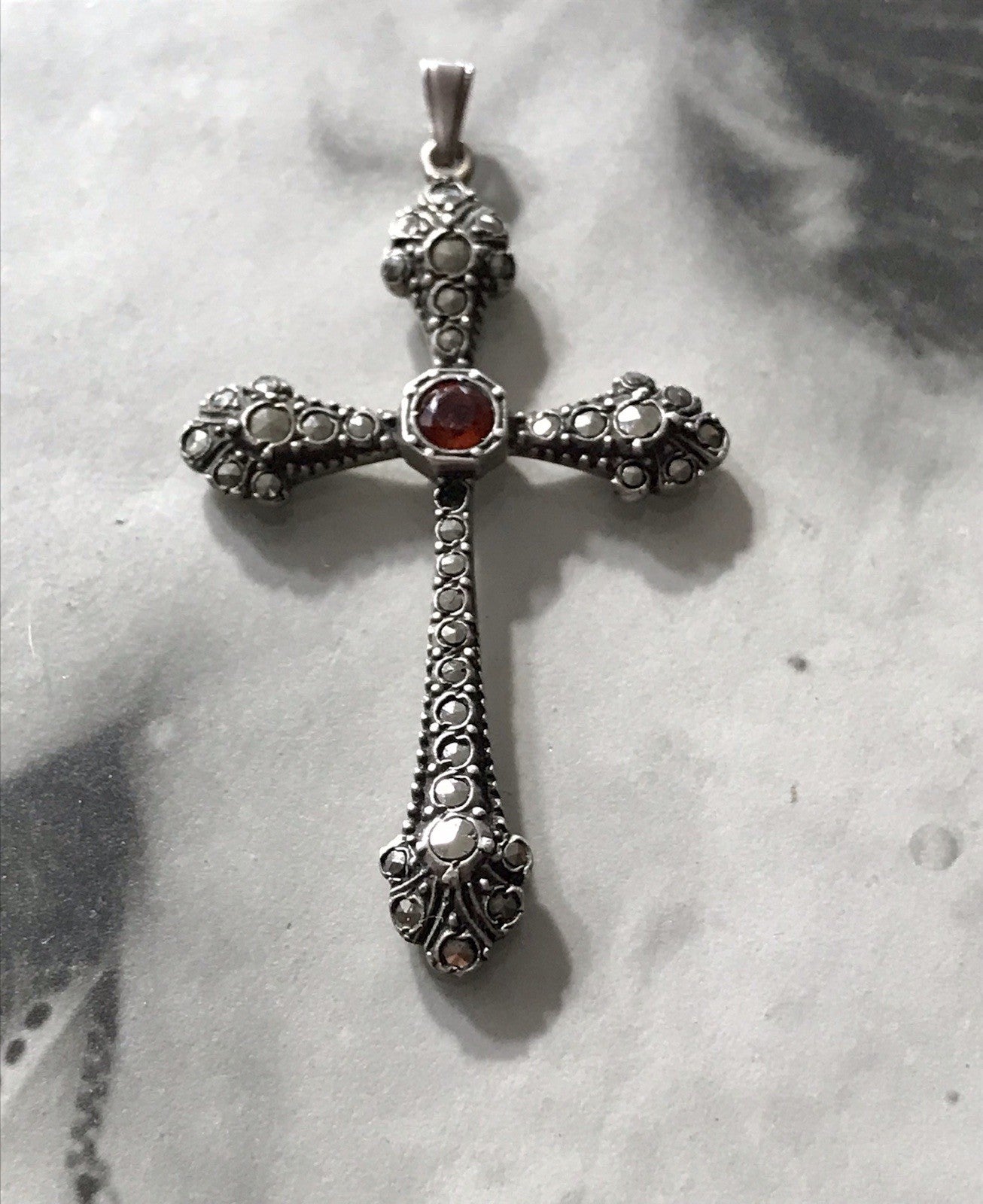 Antik Art Déco Silber Kreuz Anhänger Kettenanhänger rubinroter Stein Markasite