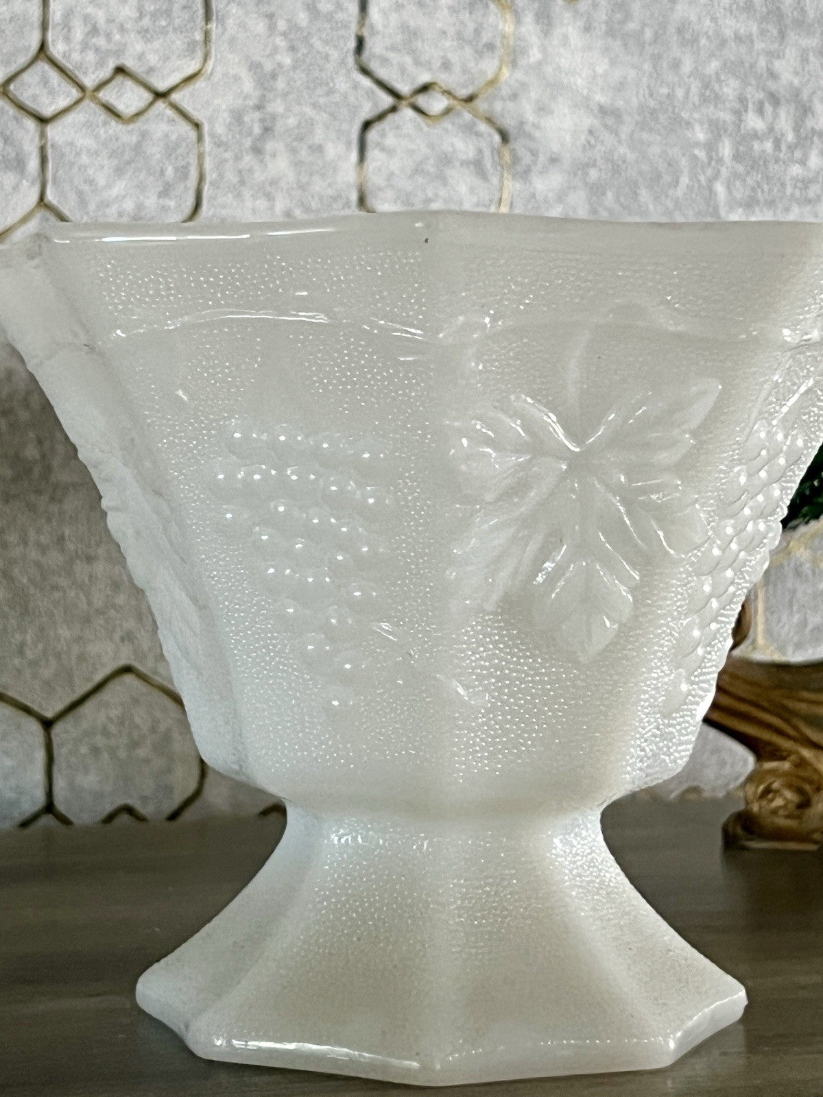 Antik Art Déco 1 Schale Glasvase Vase Pressglas Opalin Weiß  Glas Weinranken