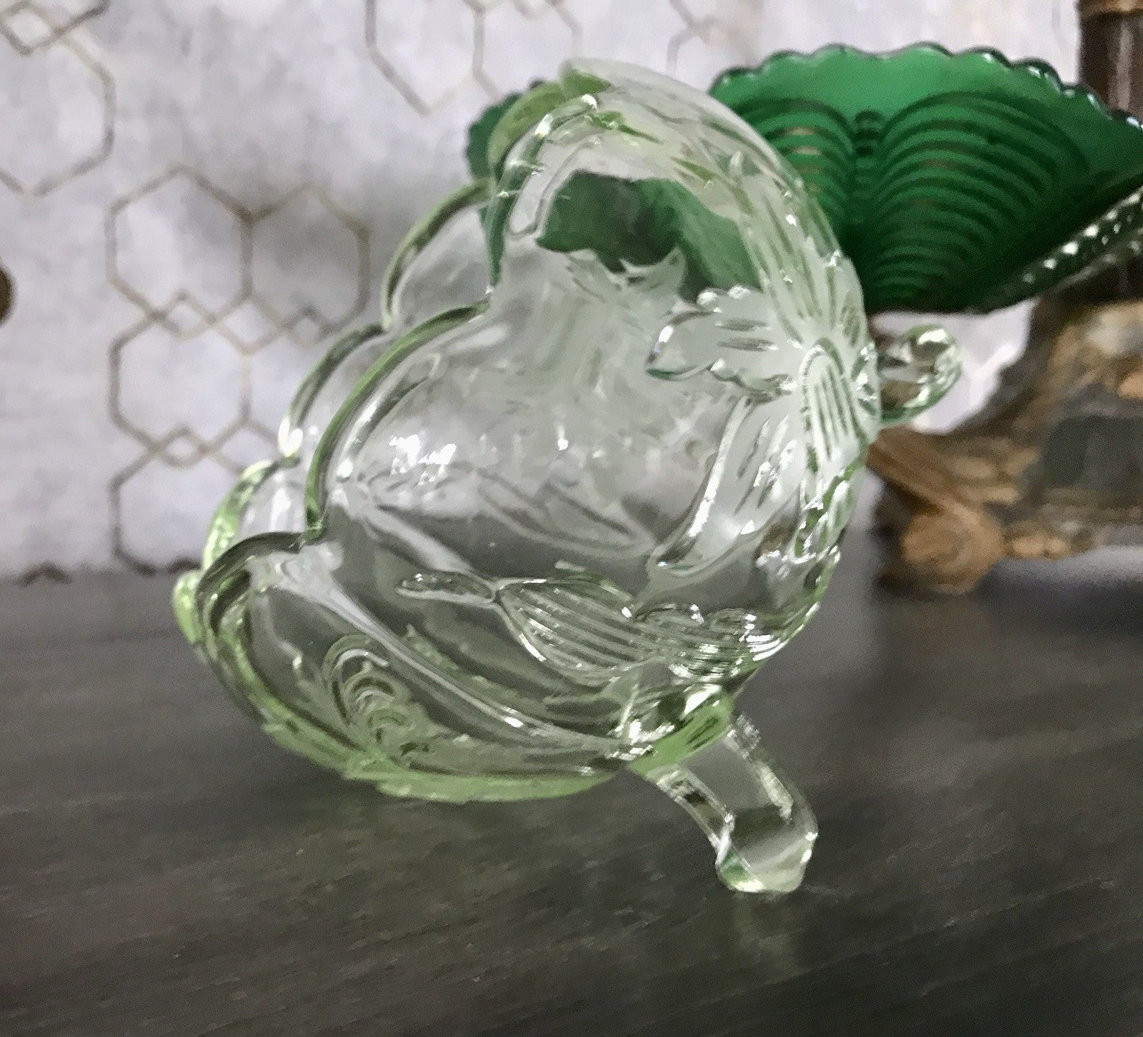 Antik Art Déco Pressglas Kugel-Schale Glas Uranglas kanariengrün Osterglocken