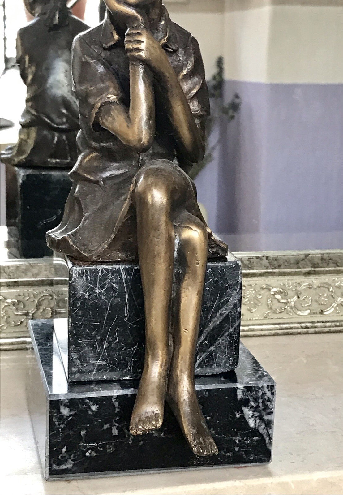 Vintage Bronze Figur Skulptur sitzendes Mädchen m. Hand am Kinn Marmorsockel