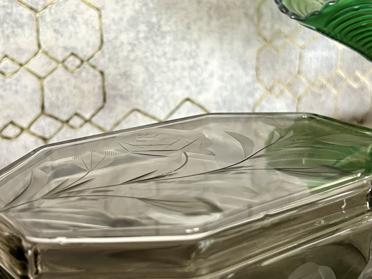 Antik Art Déco geschliffen Dose Schatulle Glas Rauchglas kantig Rosen-Motiv