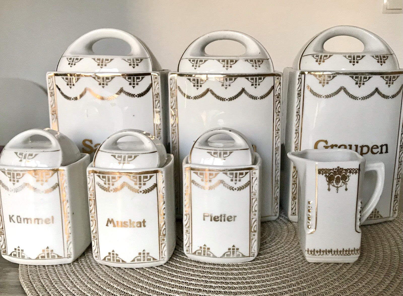 Antik Jugendstil 6 Porzellan Vorratsdosen Gefäße &1 Kännchen Graupen Sago Nudeln