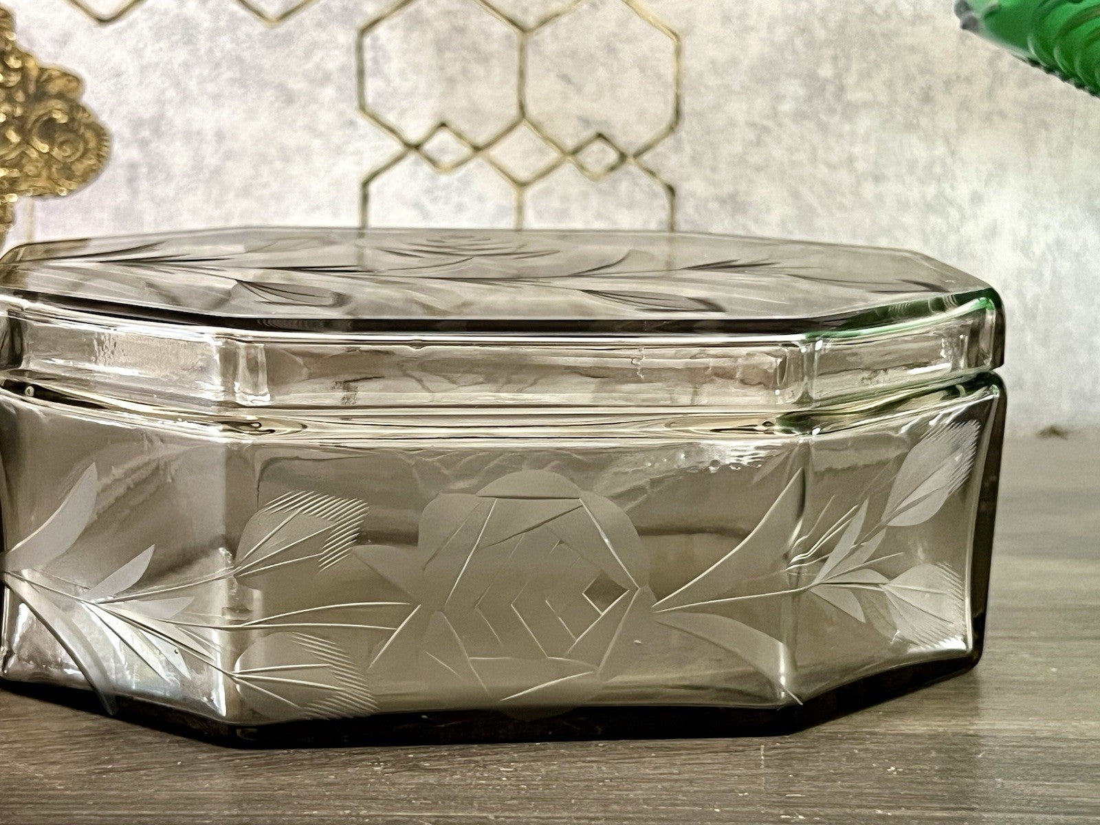 Antik Art Déco geschliffen Dose Schatulle Glas Rauchglas kantig Rosen-Motiv