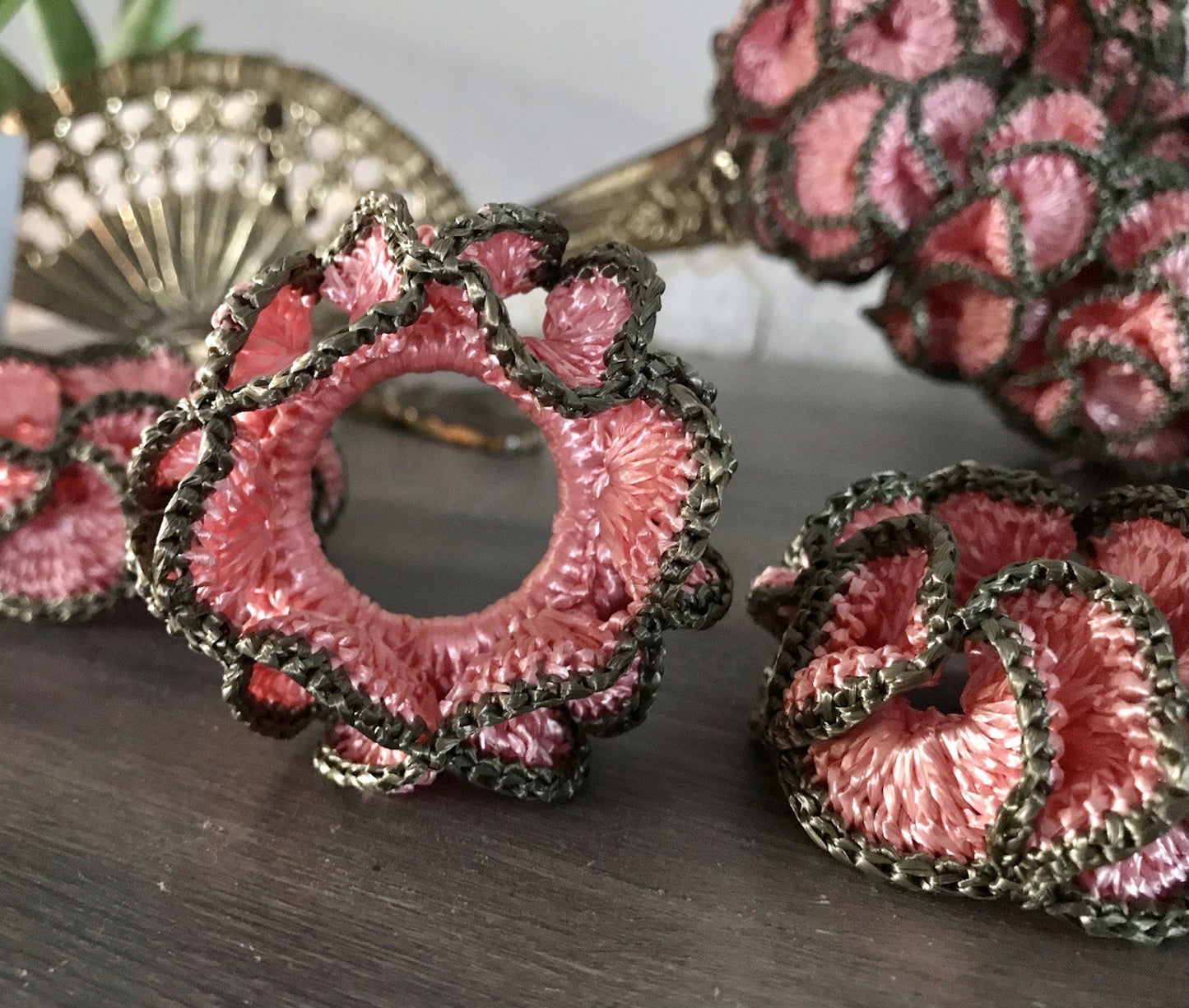 Alt Vintage 17 Serviettenringe rosa & grau  gehäkelt 50er-70er Jahre Kunstbast