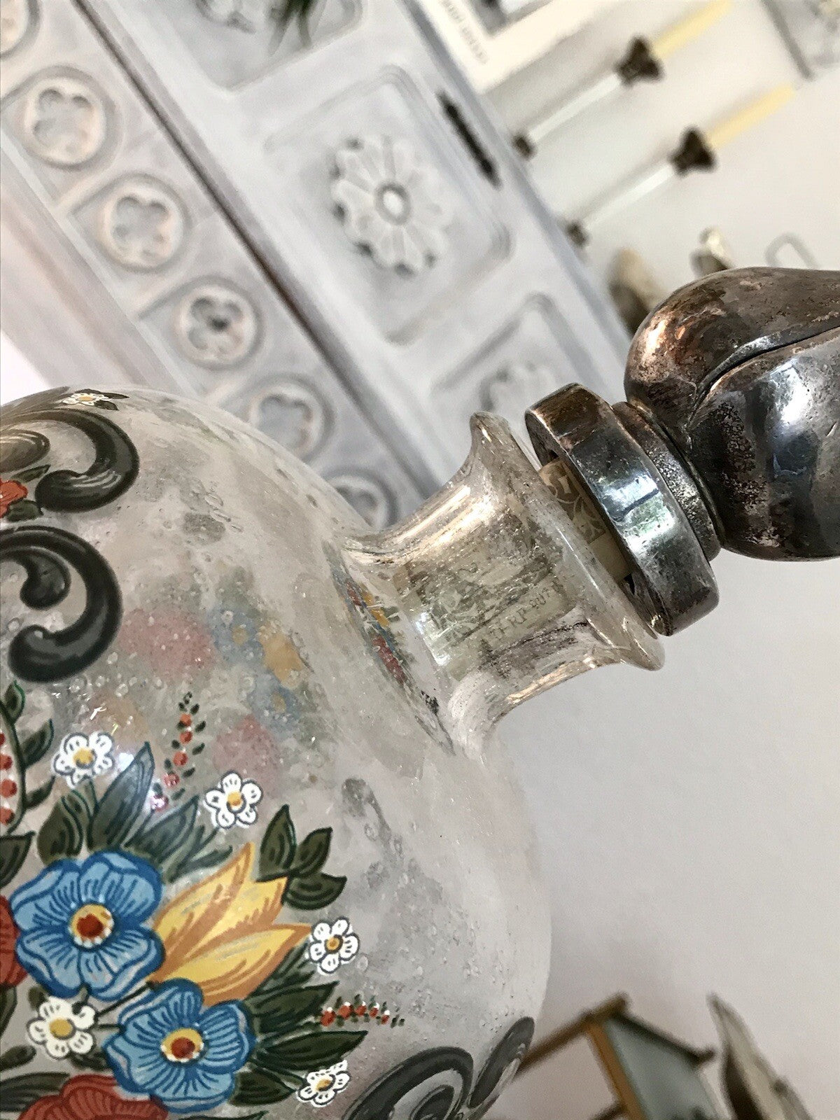 Alt Vintage Design Karaffe Dekanter versilberter Stopfen Bauernmotiv