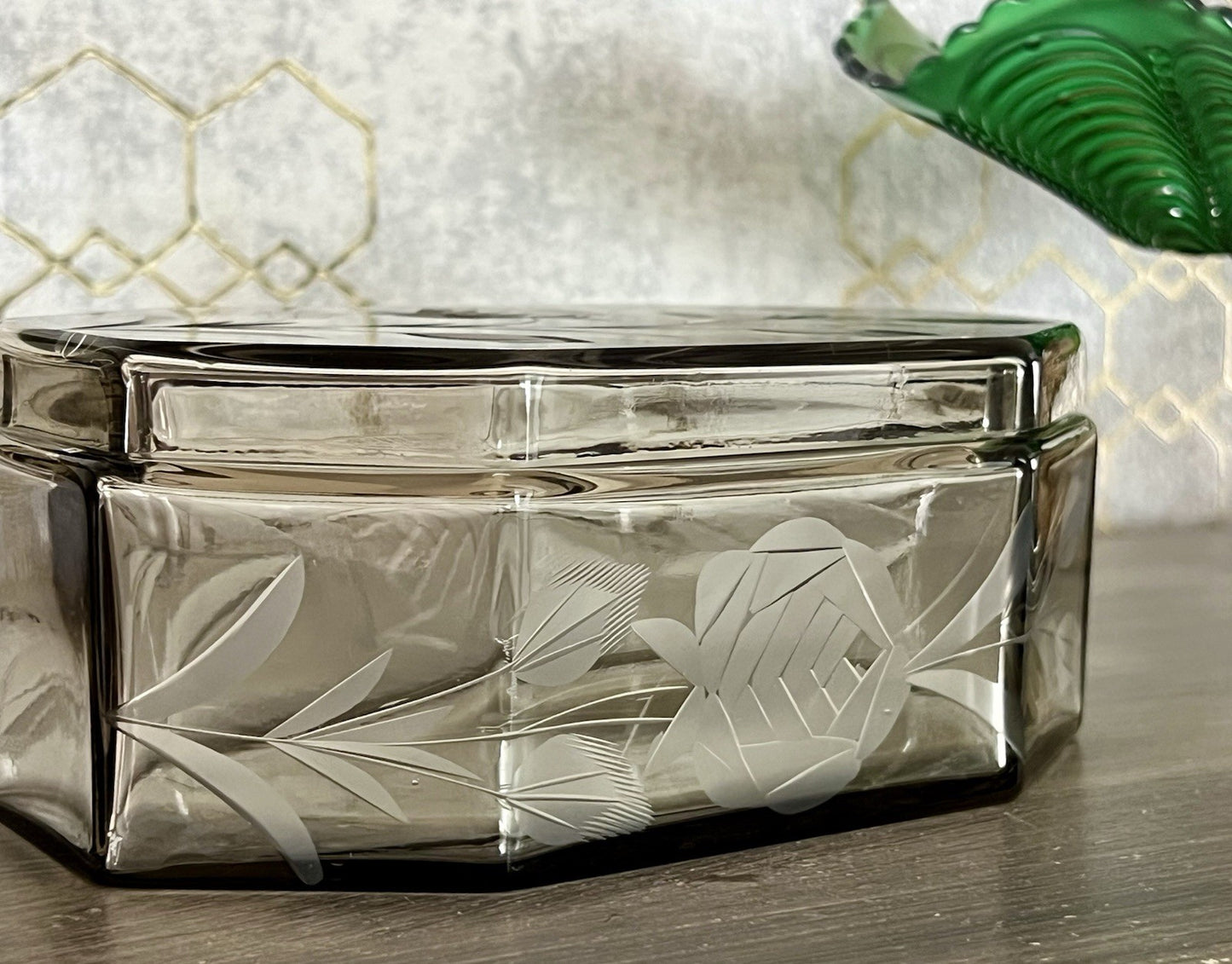 Antik Art Déco geschliffen Dose Schatulle Glas Rauchglas kantig Rosen-Motiv