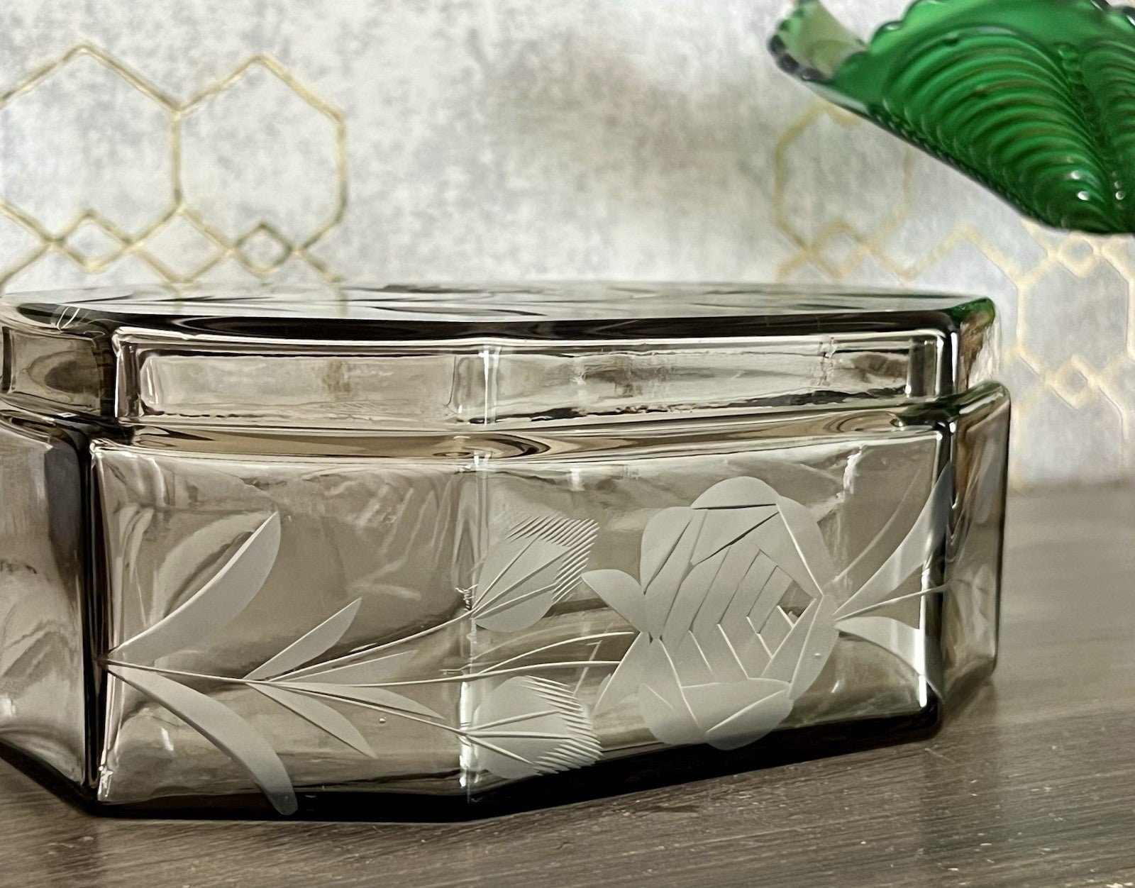 Antik Art Déco geschliffen Dose Schatulle Glas Rauchglas kantig Rosen-Motiv