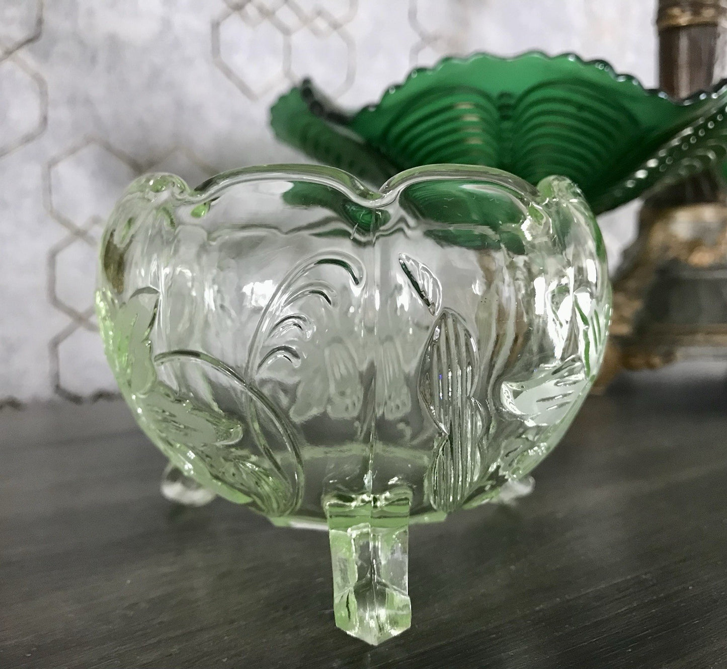 Antik Art Déco Pressglas Kugel-Schale Glas Uranglas kanariengrün Osterglocken