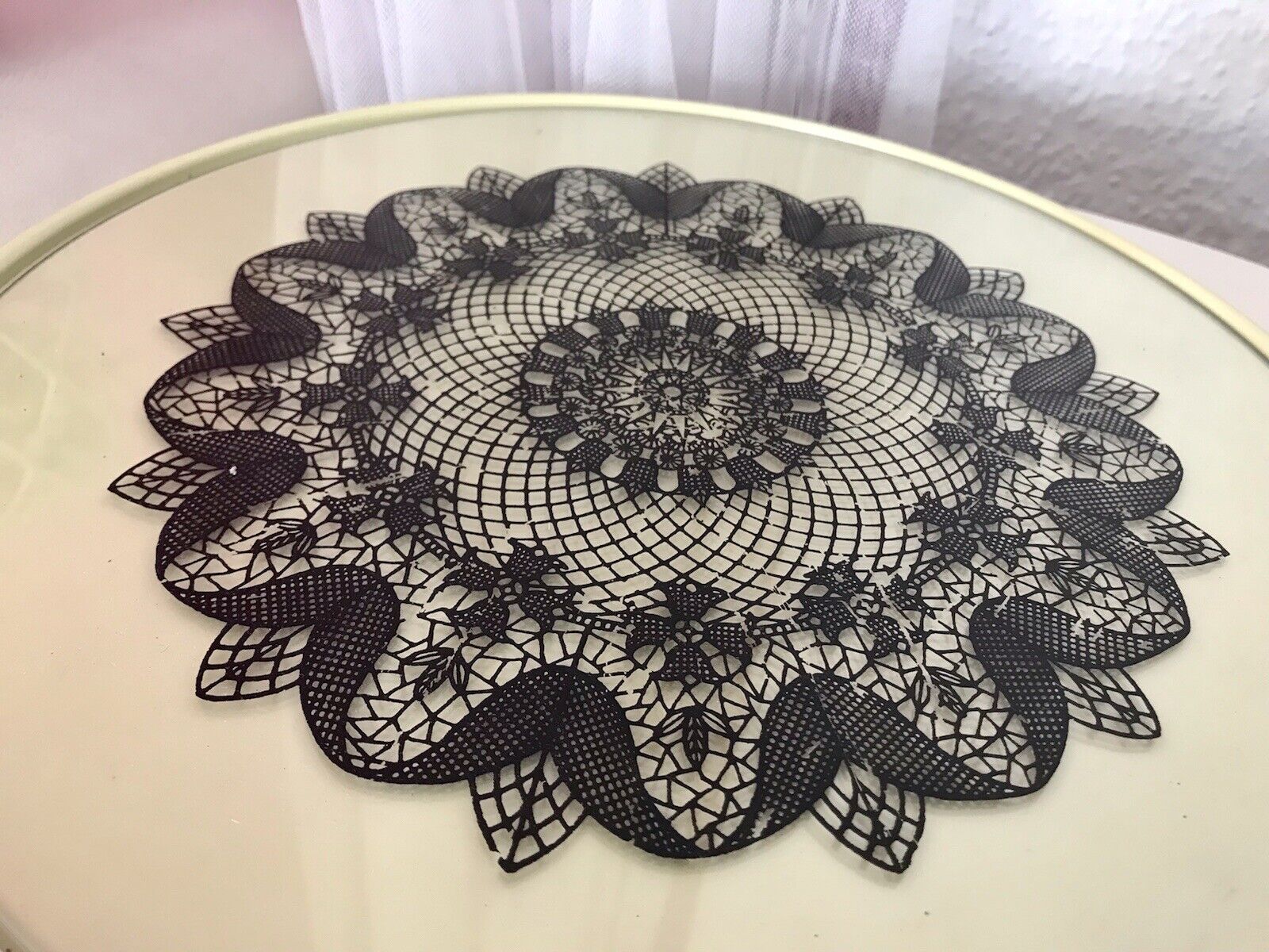 Vintage drehbare Tortenplatte Kunststoff & Glas Spitzen-Muster Vanille schwarz
