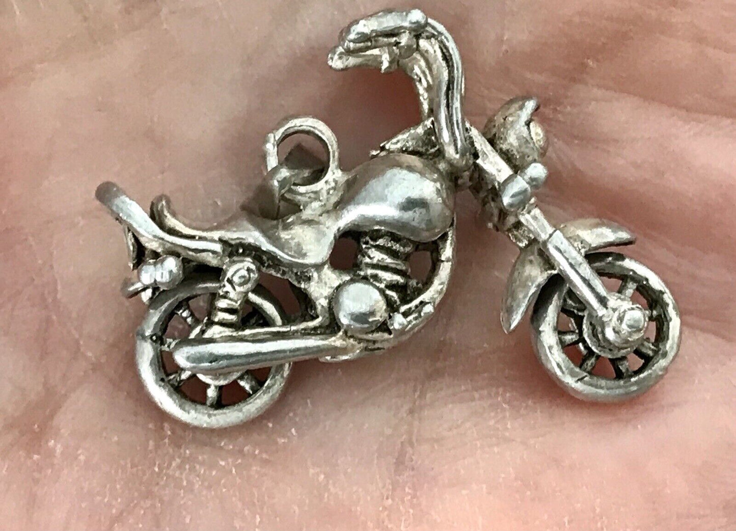 Vintage alt Anhänger Kettenanhänger Silber Motorrad Biker bewegliche Räder!