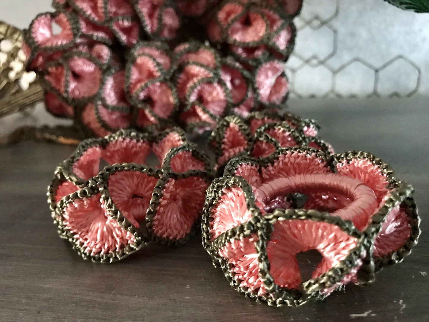 Alt Vintage 17 Serviettenringe rosa & grau  gehäkelt 50er-70er Jahre Kunstbast