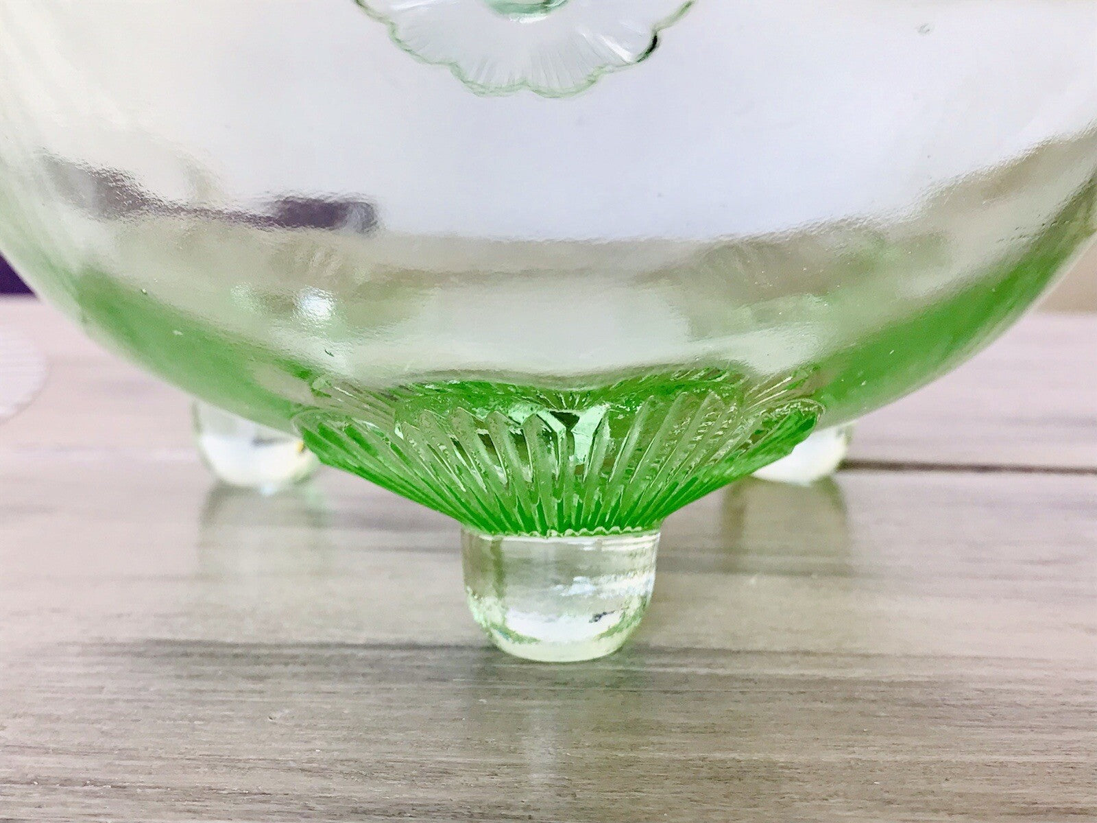 Antik Art Déco kanarien grün Pressglas Schale Glas dreipassig markant Blumen