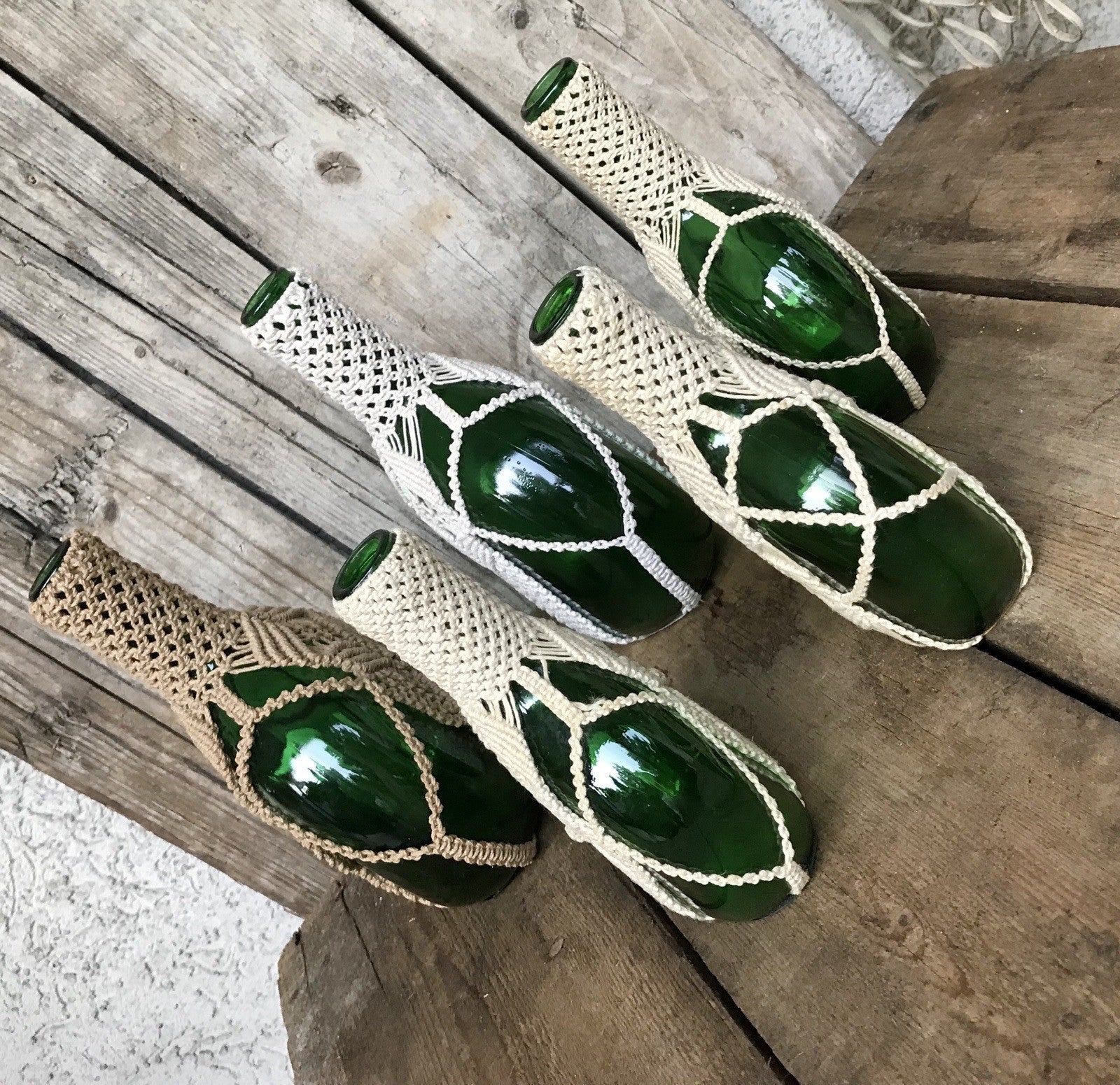 70er alt 5x True Vintage mit Makramee ummantelte grüne Flaschen Glas