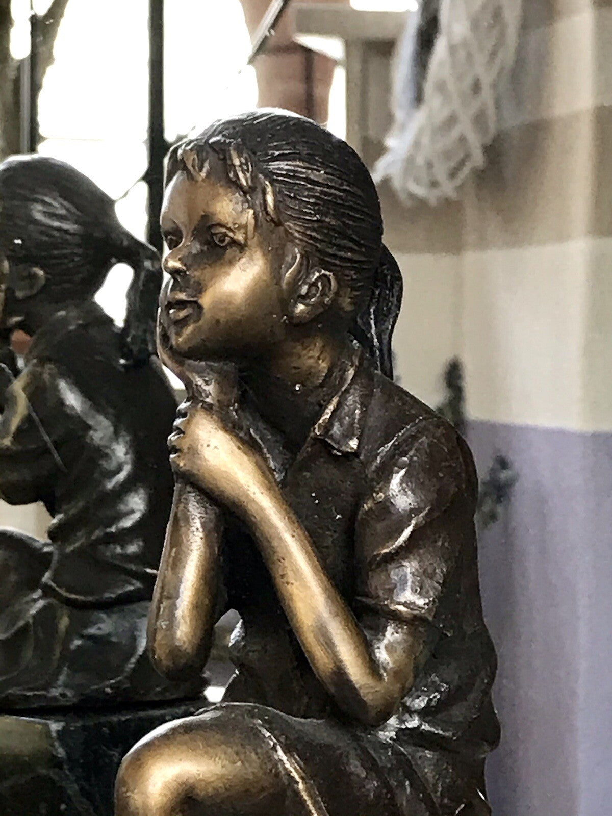Vintage Bronze Figur Skulptur sitzendes Mädchen m. Hand am Kinn Marmorsockel