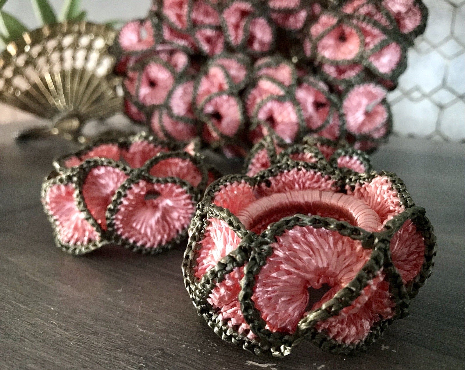 Alt Vintage 17 Serviettenringe rosa & grau  gehäkelt 50er-70er Jahre Kunstbast