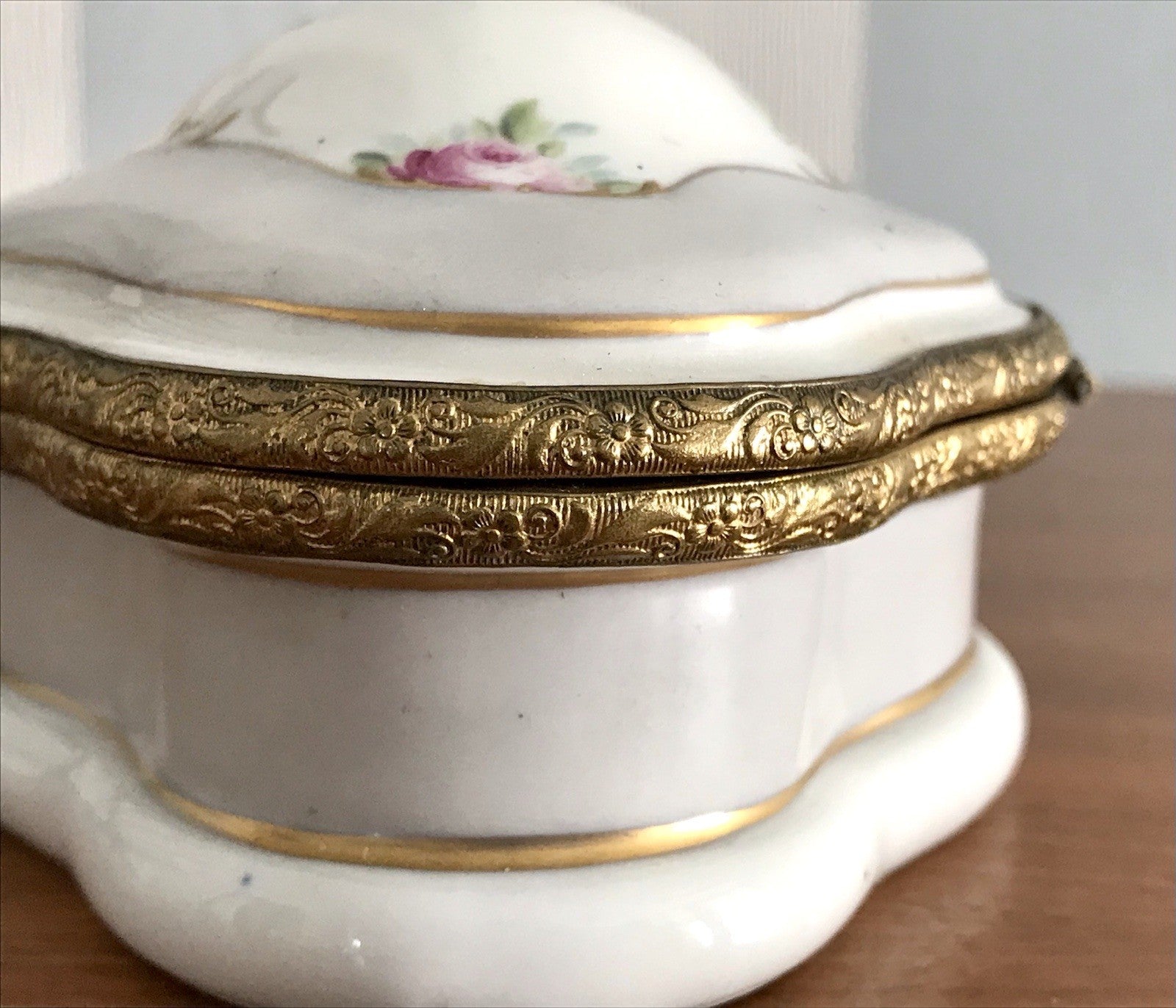 Antik Porzellan Puls Dose Deckeldose Deckel Schatulle teils bemalt Bronze?Montur