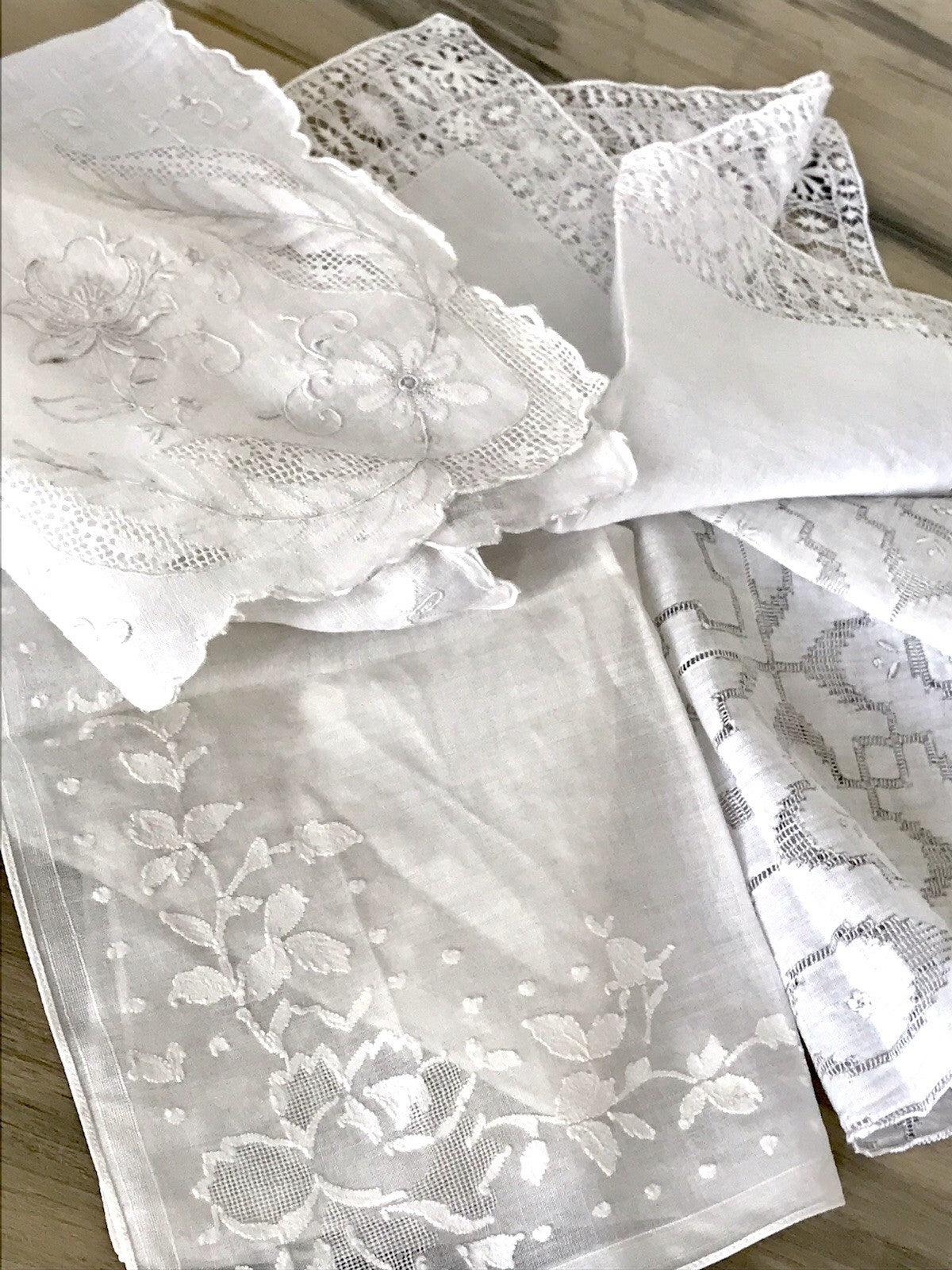 Antik 4x Taschentuch Taschentücher Stickerei weiß Batist Spitze elegant bestickt