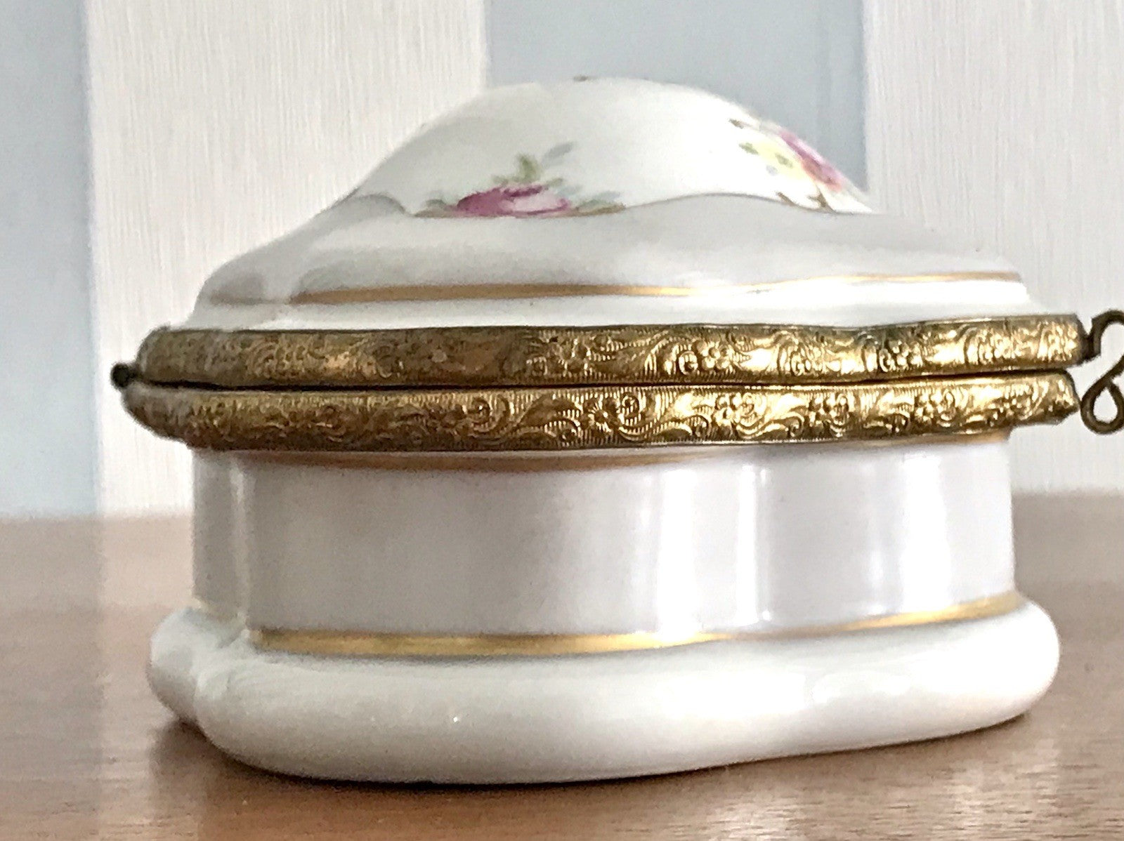 Antik Porzellan Puls Dose Deckeldose Deckel Schatulle teils bemalt Bronze?Montur