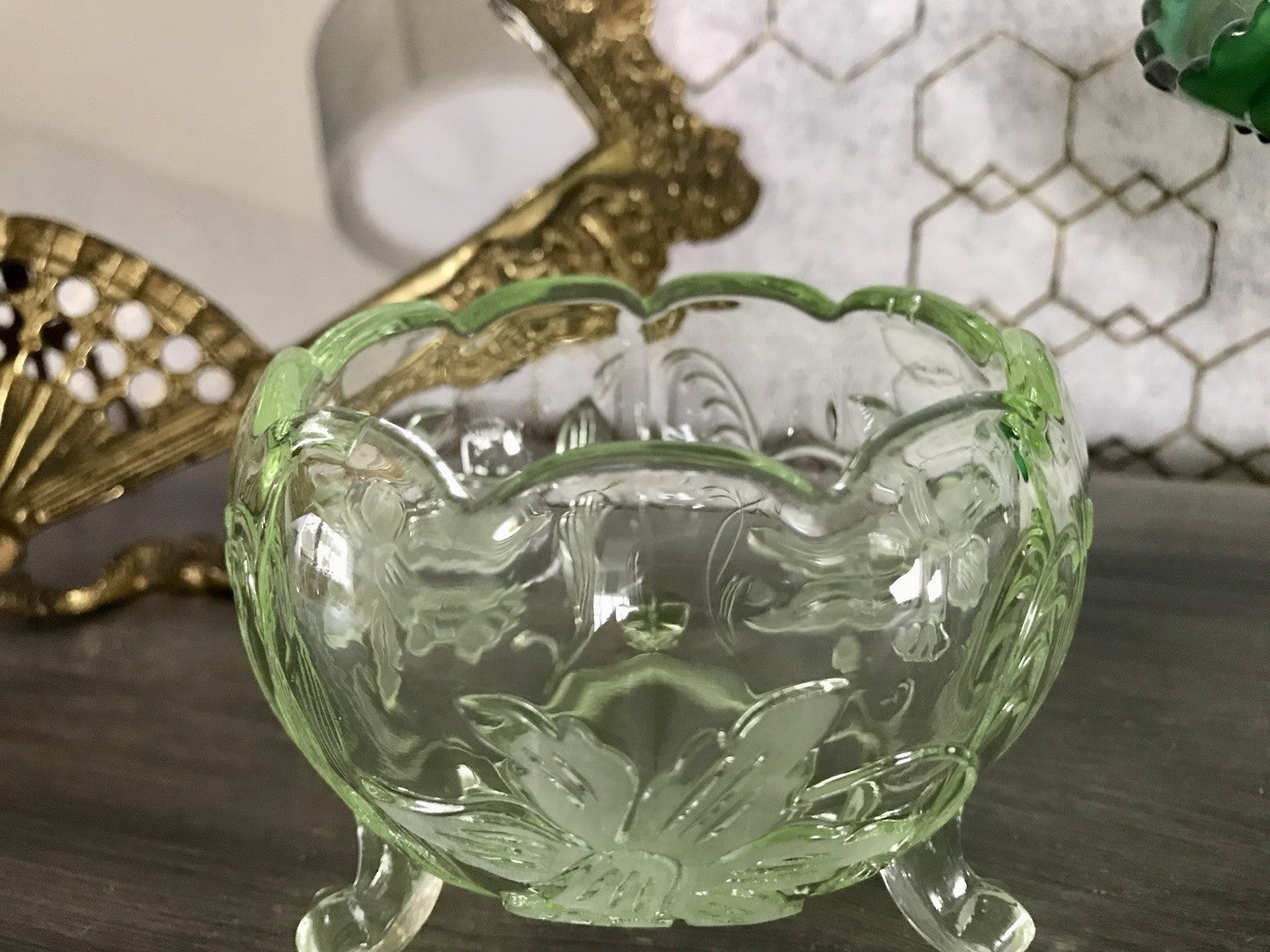 Antik Art Déco Pressglas Kugel-Schale Glas Uranglas kanariengrün Osterglocken