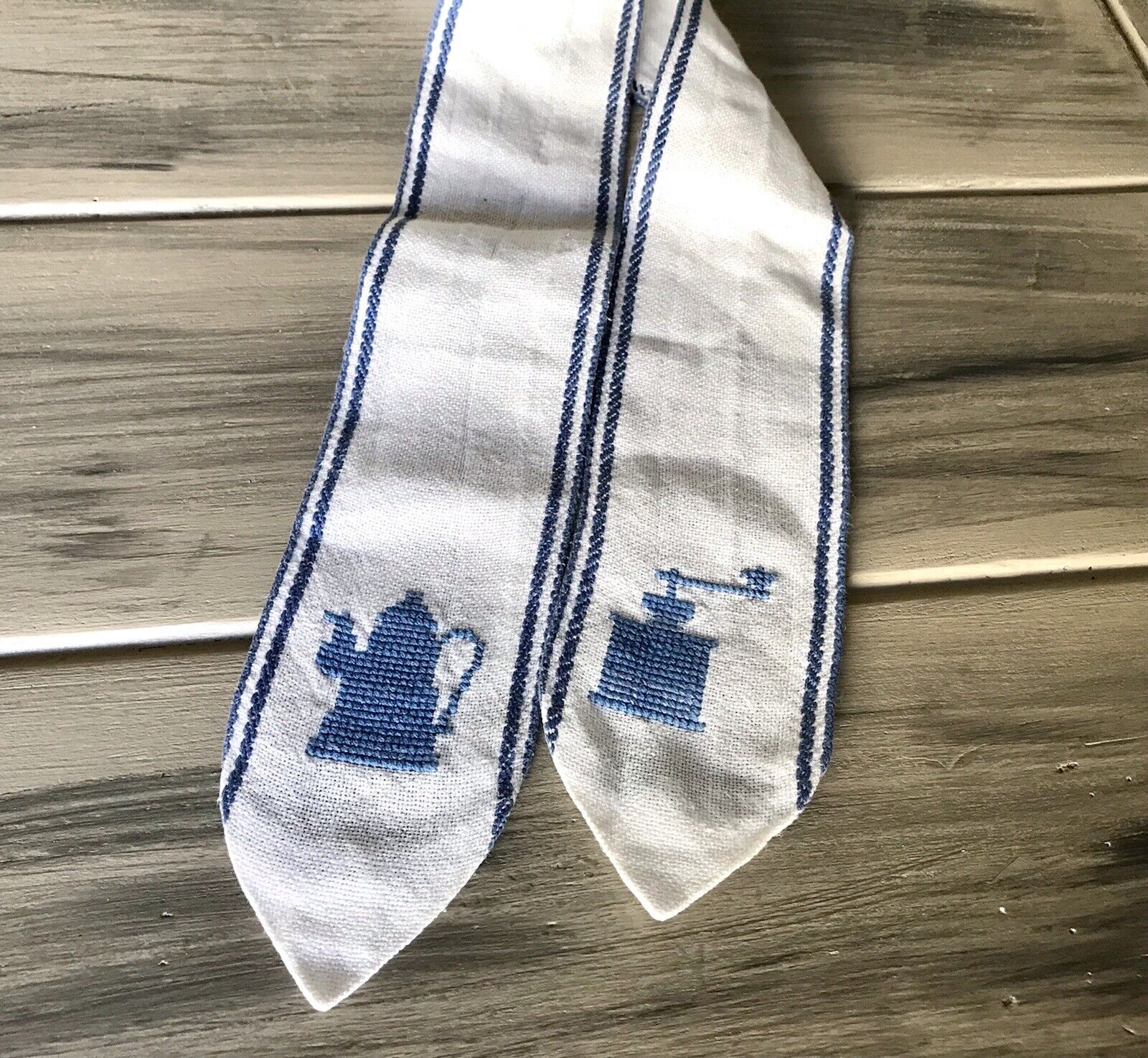 Antik Tischband Leinen weiß blau bestickt Kaffeemühle Kaffeekanne Kreuzbandmuste