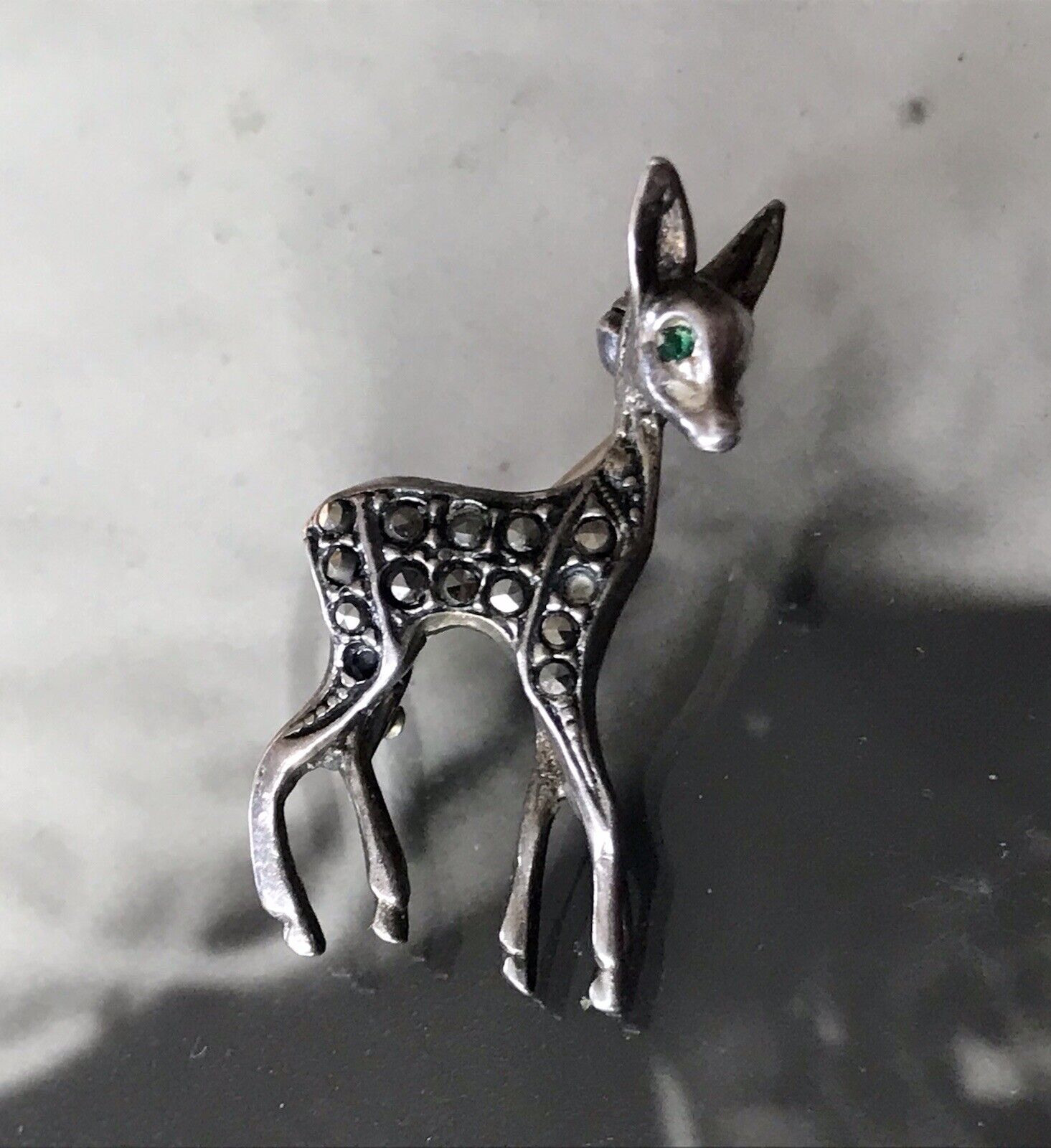 Antik Art Déco Edel Brosche Silber 835 Markasite Rehkitz Grüne Augen