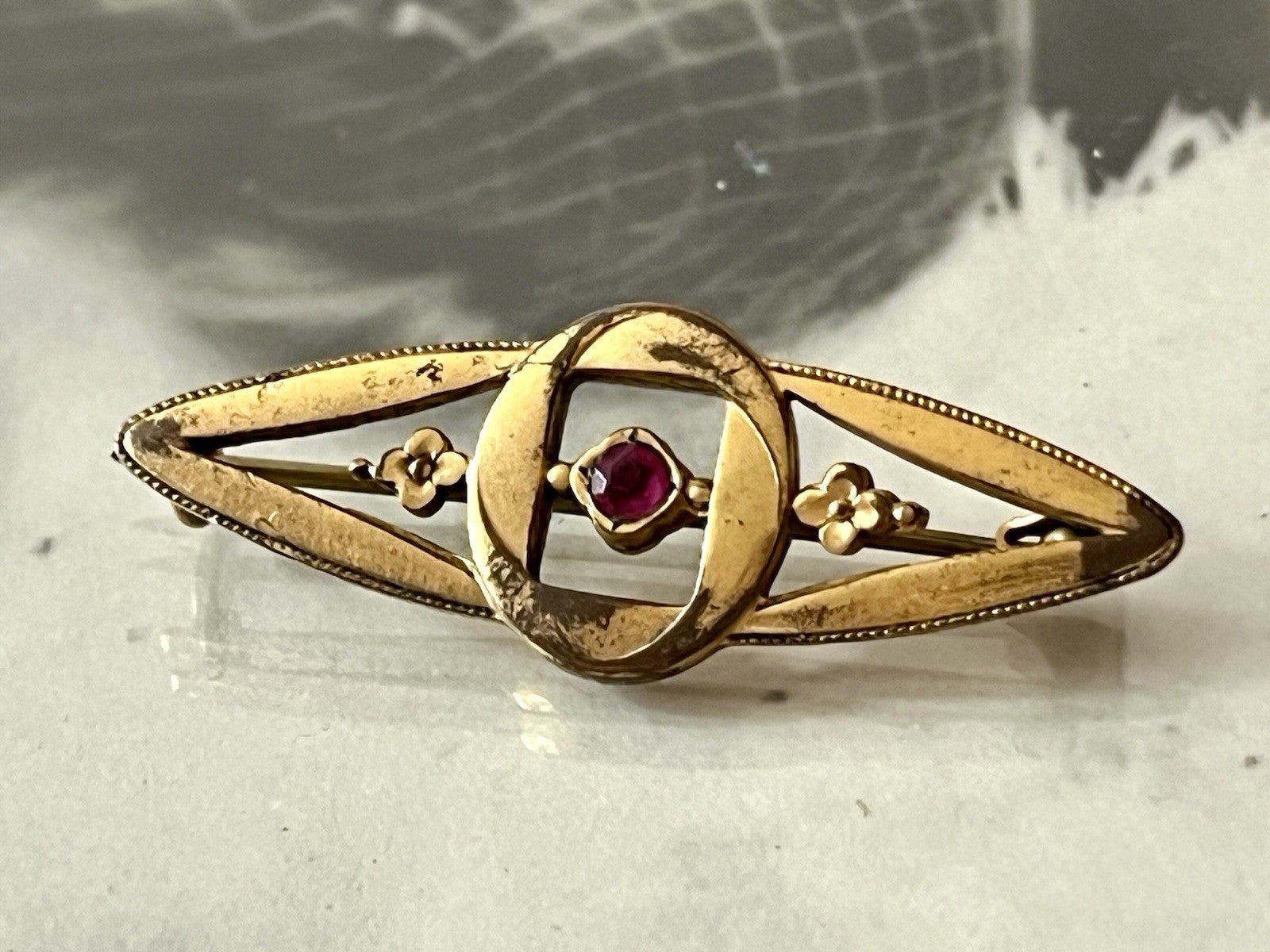 Antik Biedermeier Jugendstil Brosche rotgoldfarben roter Farbstein Walzgold