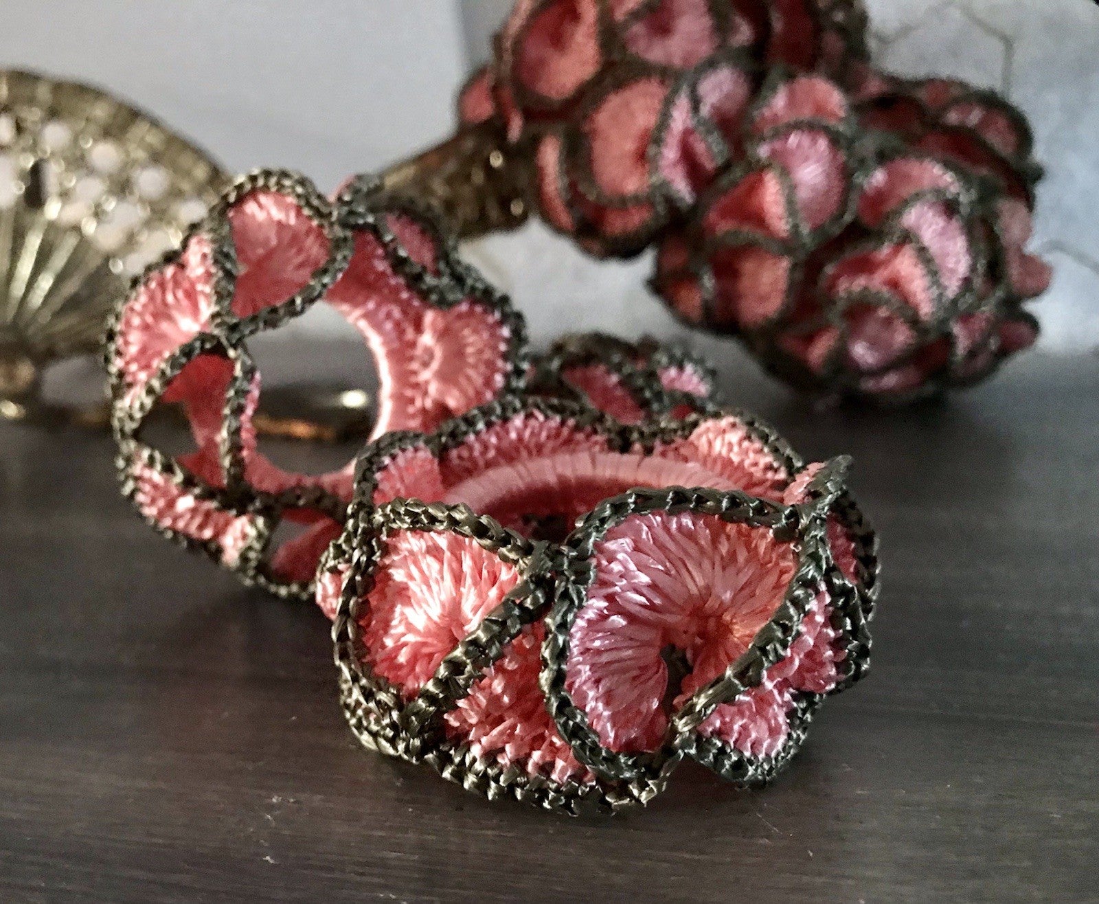 Alt Vintage 17 Serviettenringe rosa & grau  gehäkelt 50er-70er Jahre Kunstbast