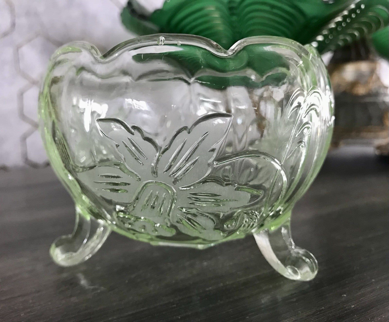 Antik Art Déco Pressglas Kugel-Schale Glas Uranglas kanariengrün Osterglocken