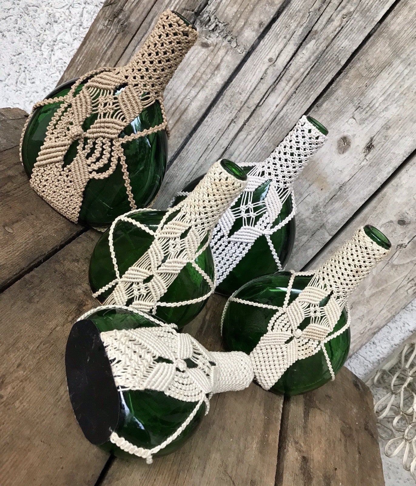 70er alt 5x True Vintage mit Makramee ummantelte grüne Flaschen Glas