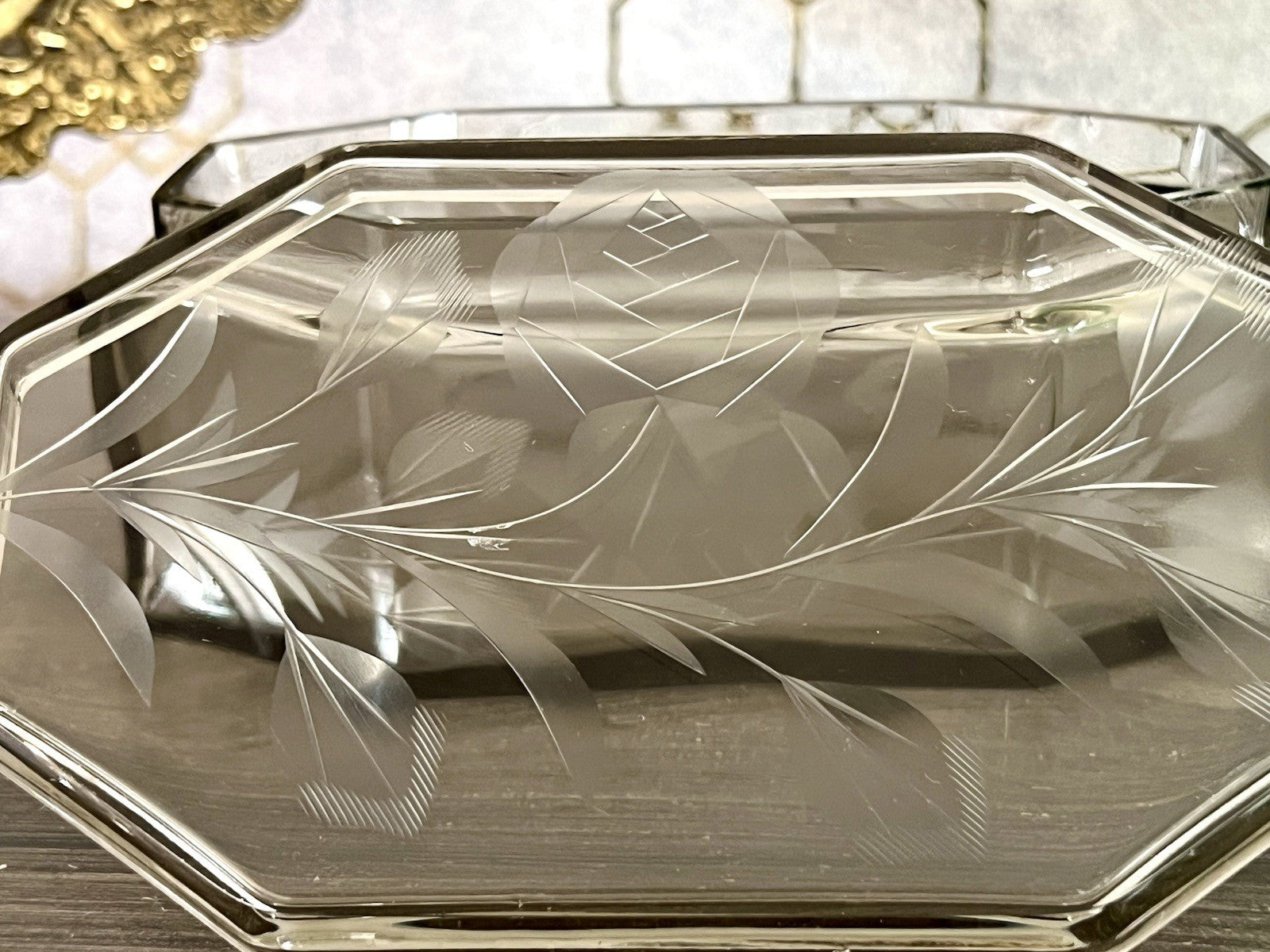 Antik Art Déco geschliffen Dose Schatulle Glas Rauchglas kantig Rosen-Motiv